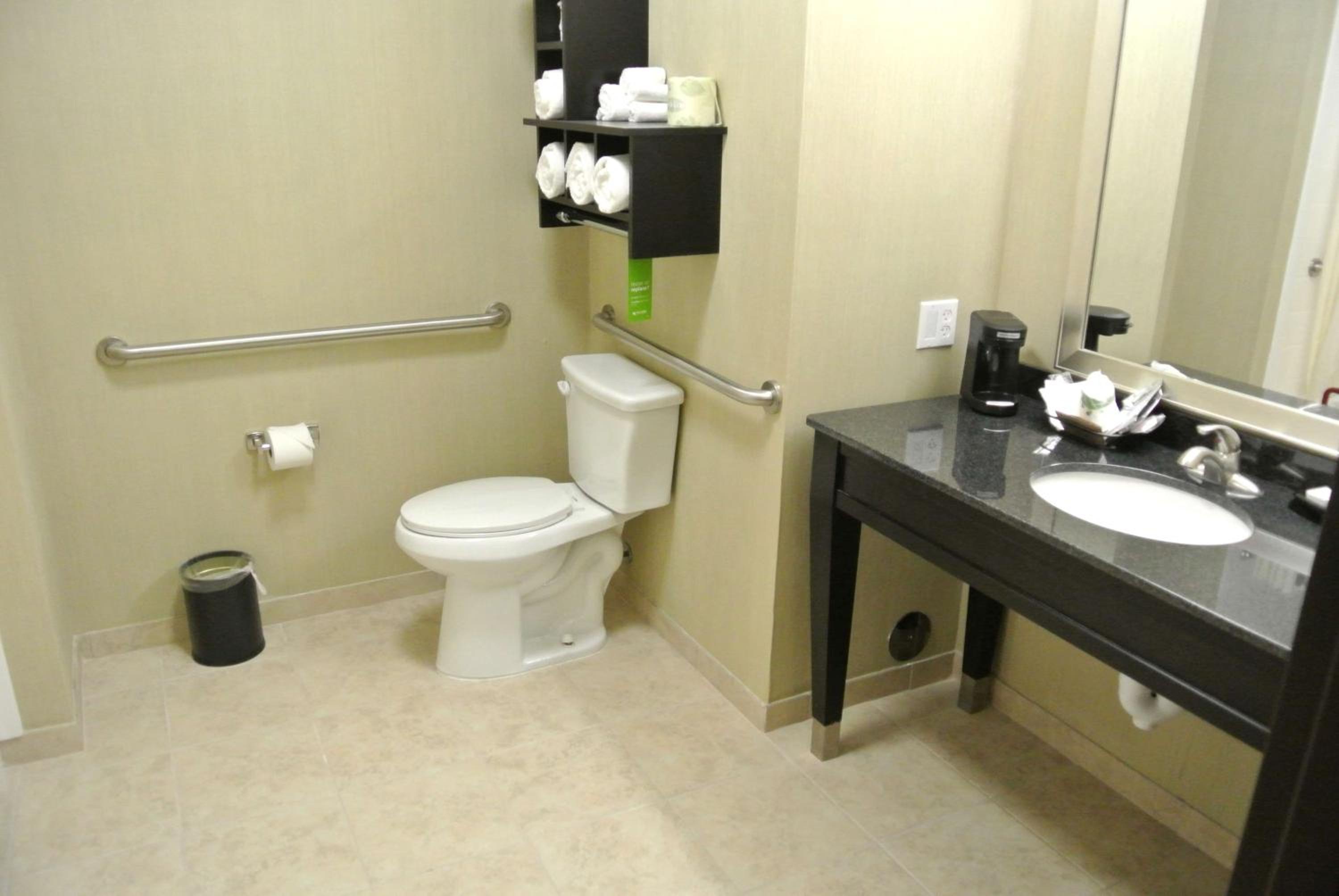 Queen Room with Two Queen Beds - Mobility and Hearing Access/Non-Smoking photo 3