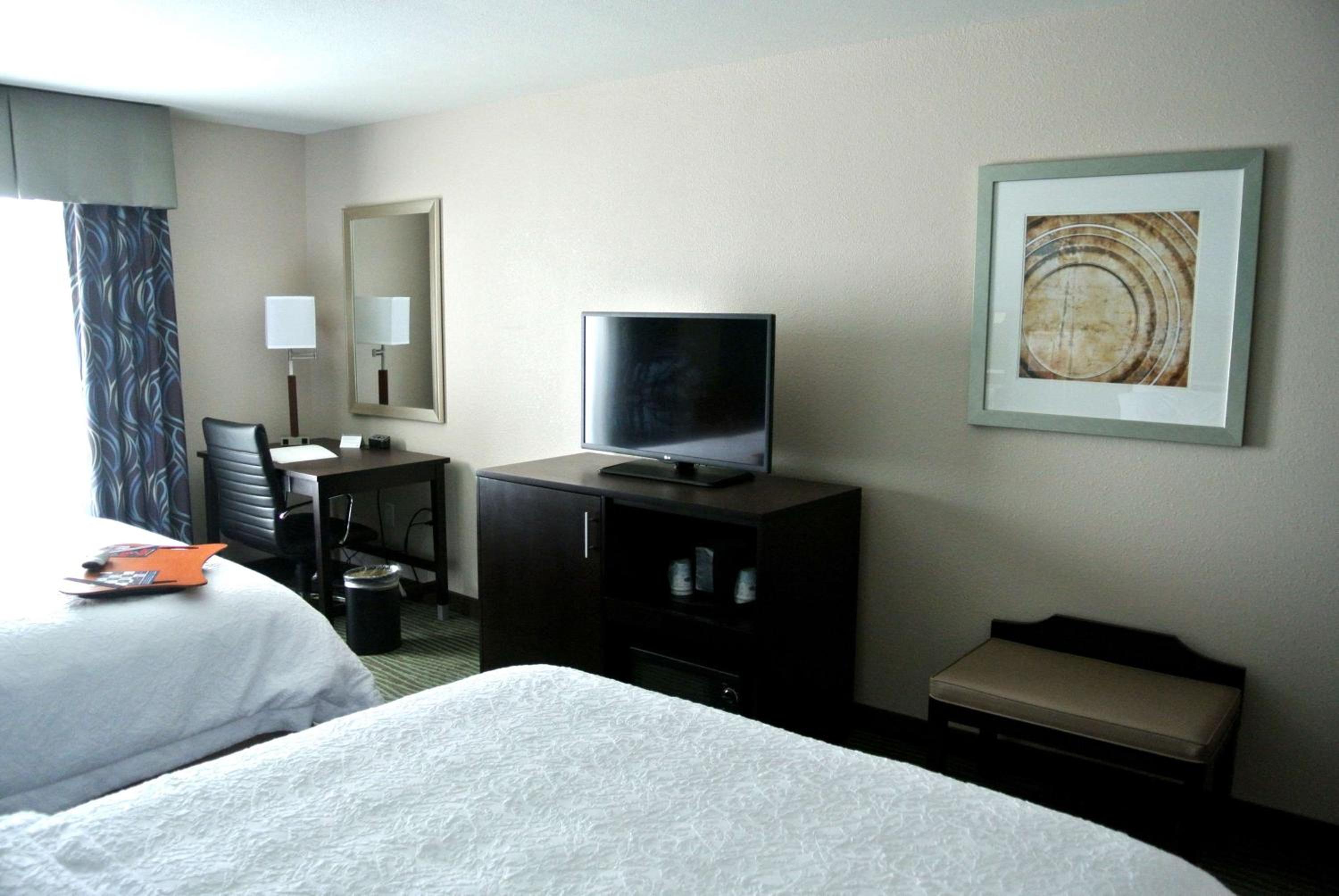 Queen Room with Two Queen Beds (4 Adults) photo 2