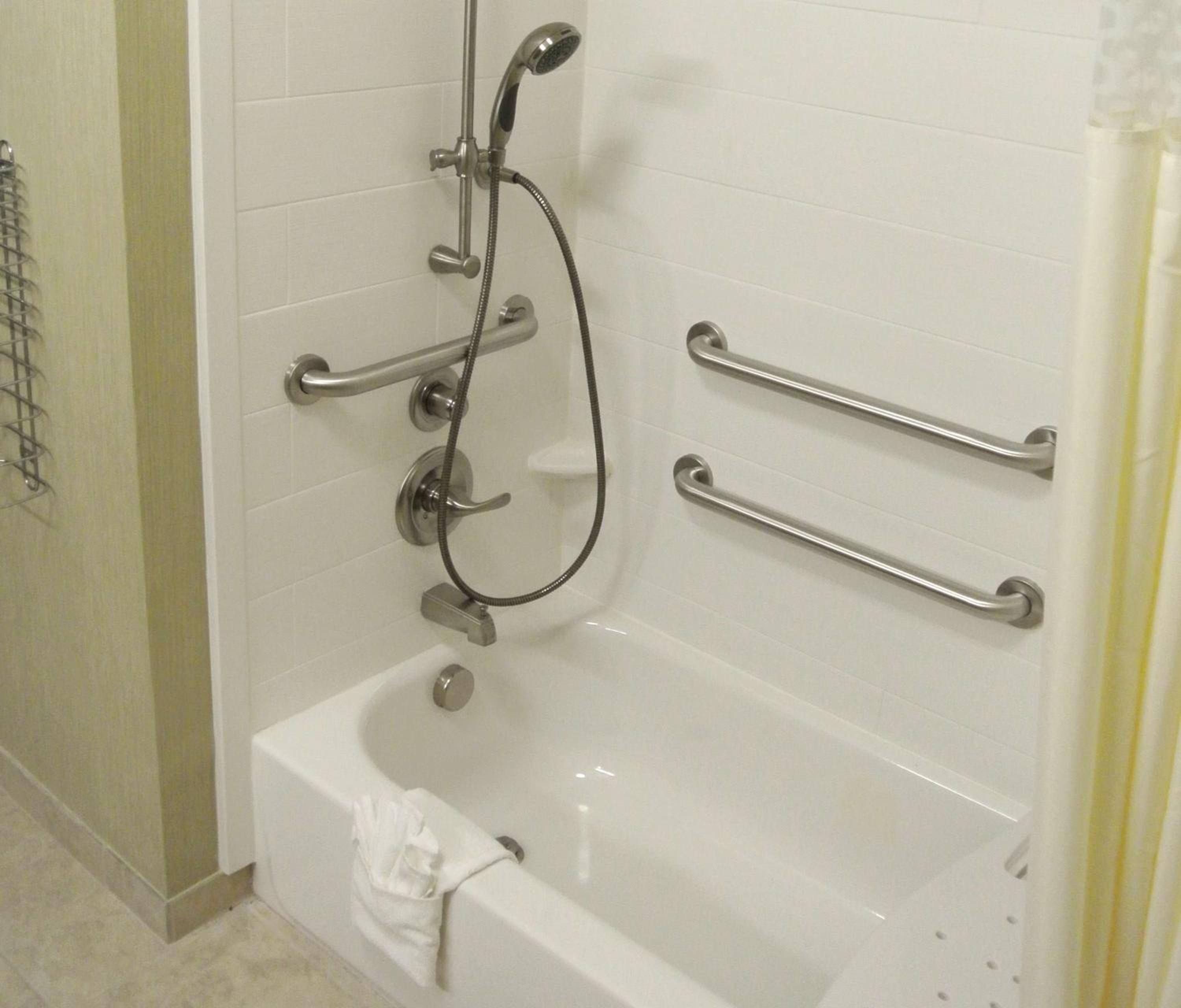 Queen Room with Two Queen Beds - Mobility and Hearing Access/Non-Smoking photo 2