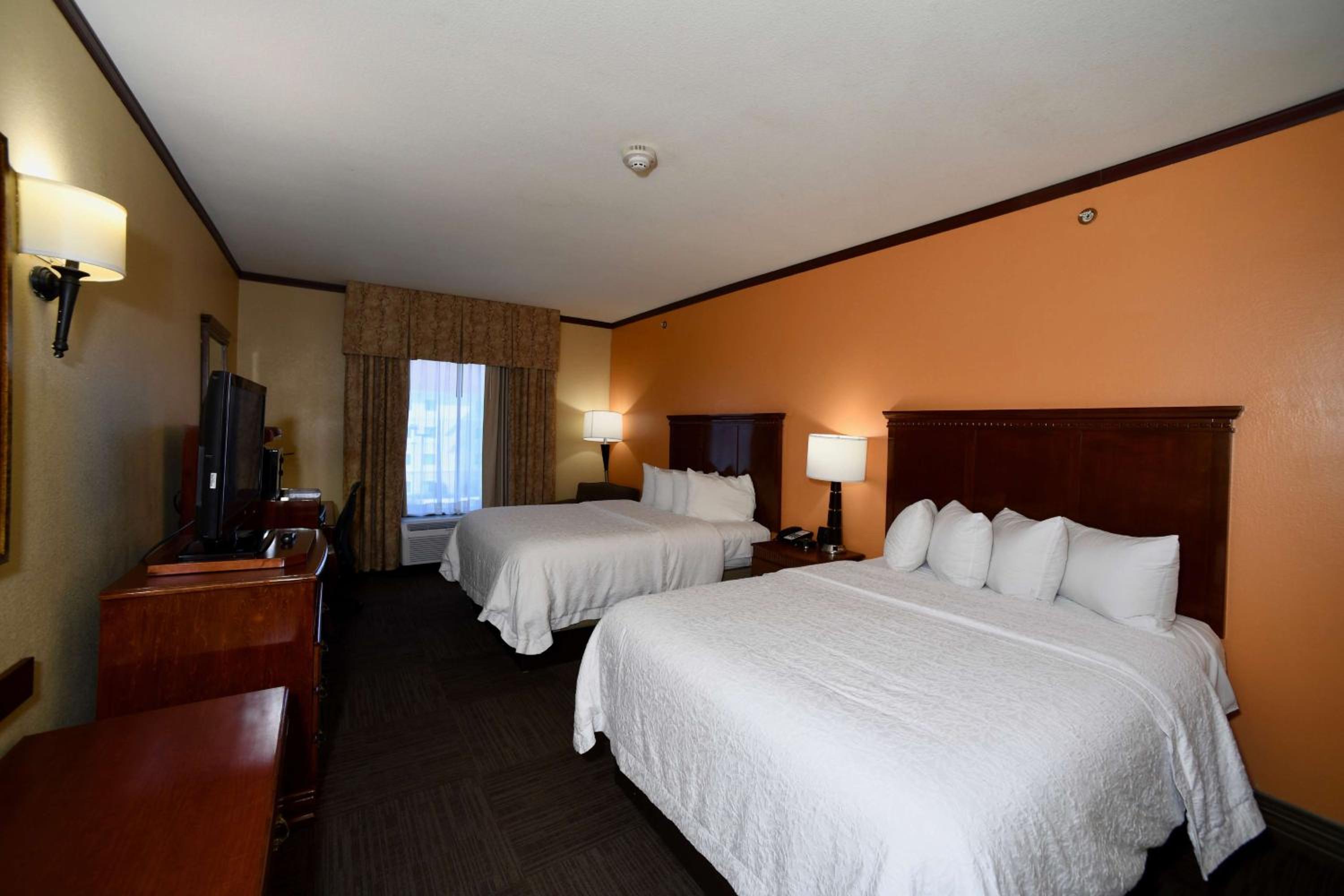 Room with Two Queen Beds - Non-Smoking - Photo 7