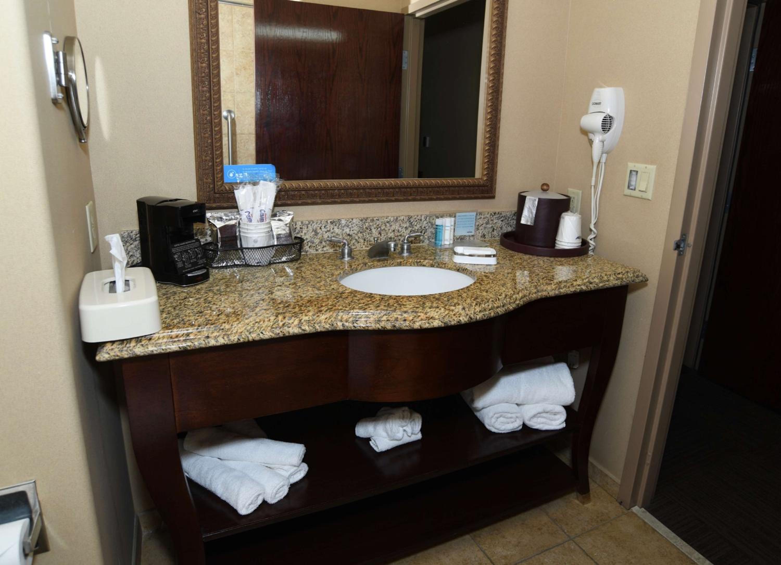 Room with Two Queen Beds - Non-Smoking - Photo 6