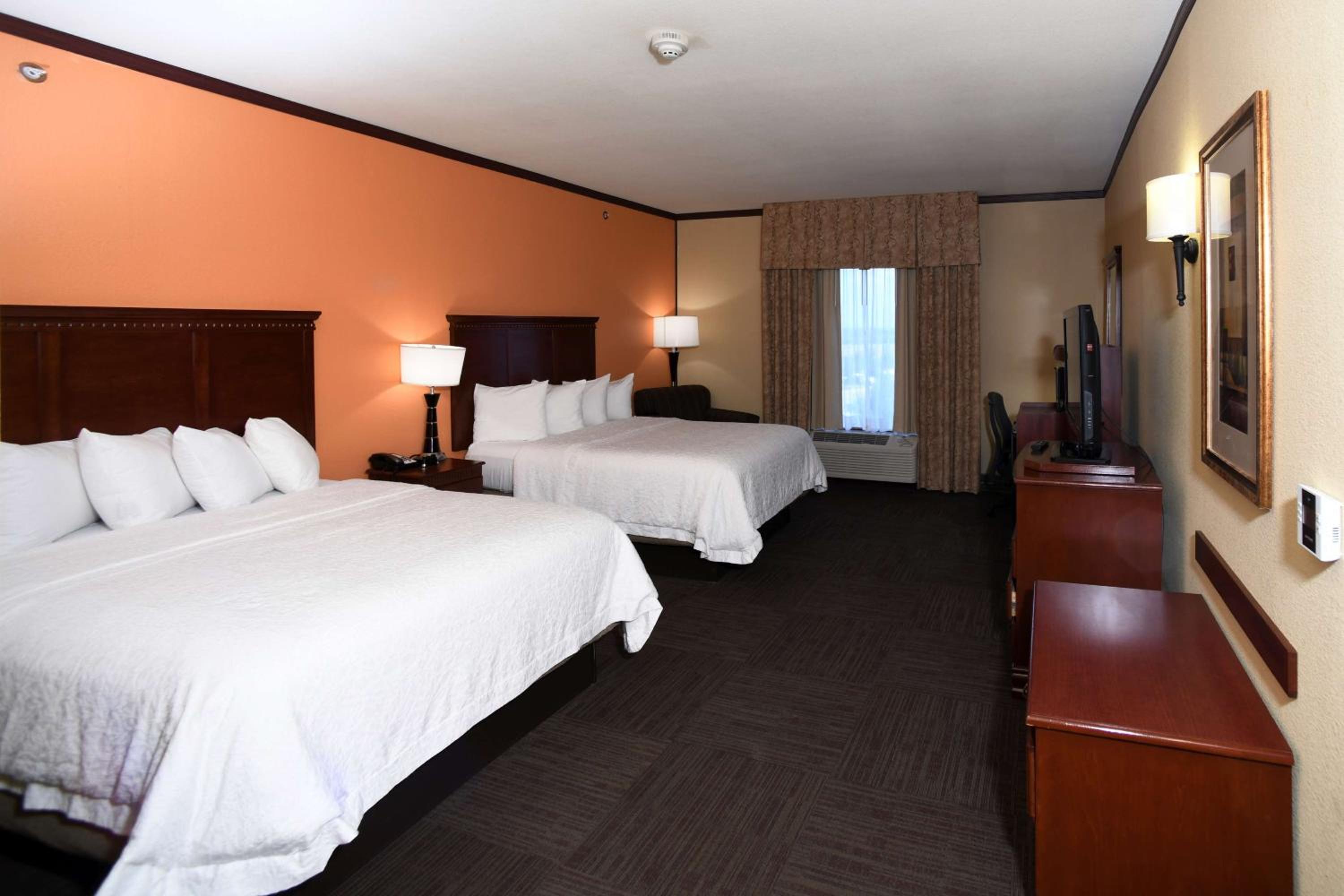 Room with Two Queen Beds - Non-Smoking - Photo 9