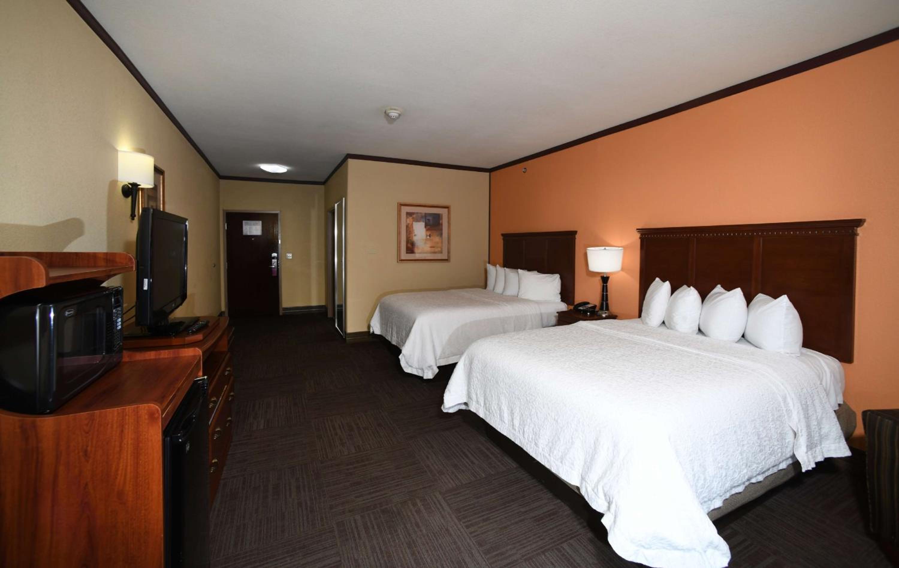 Room with Two Queen Beds - Non-Smoking - Photo 10