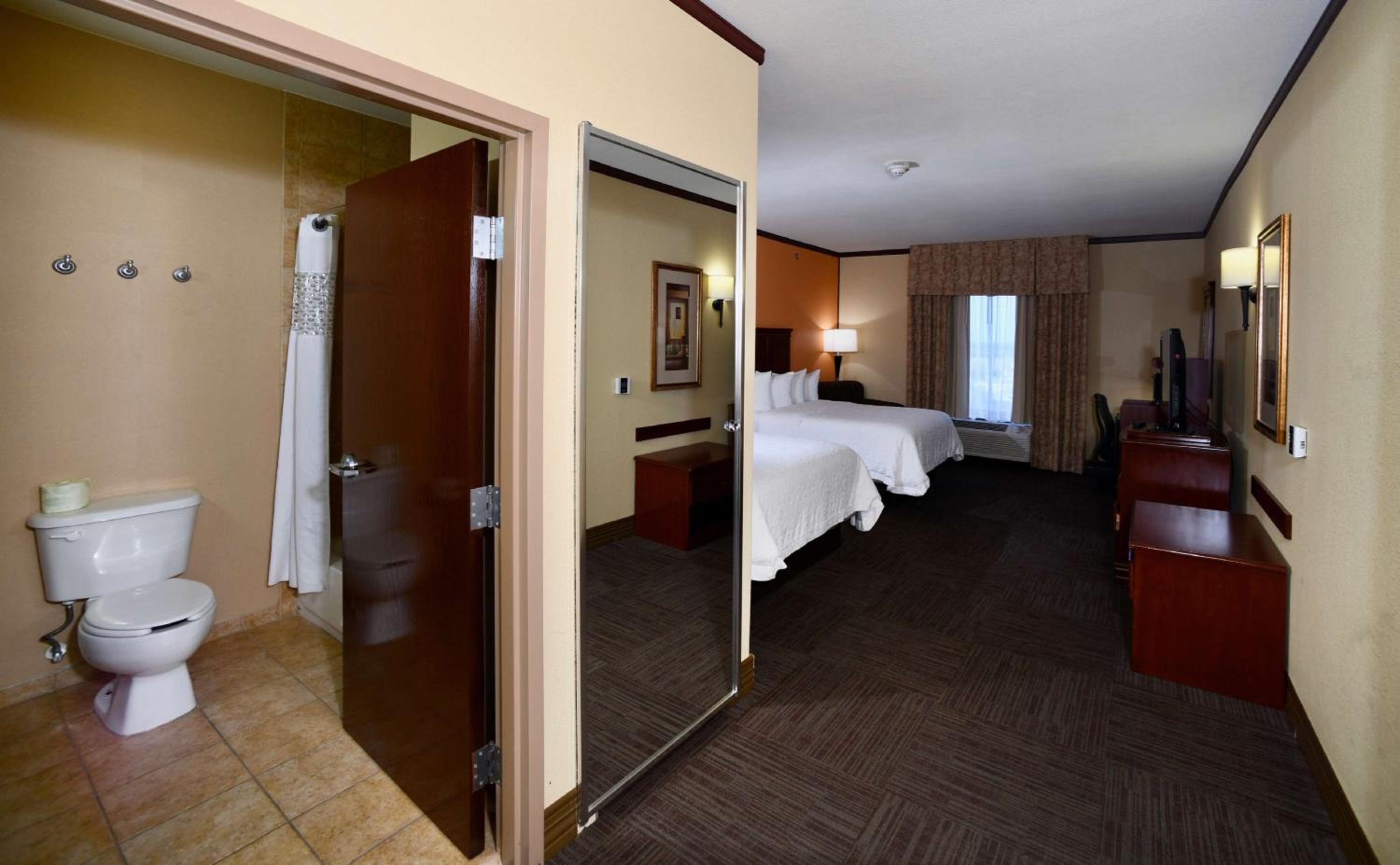 Room with Two Queen Beds - Non-Smoking - Photo 8