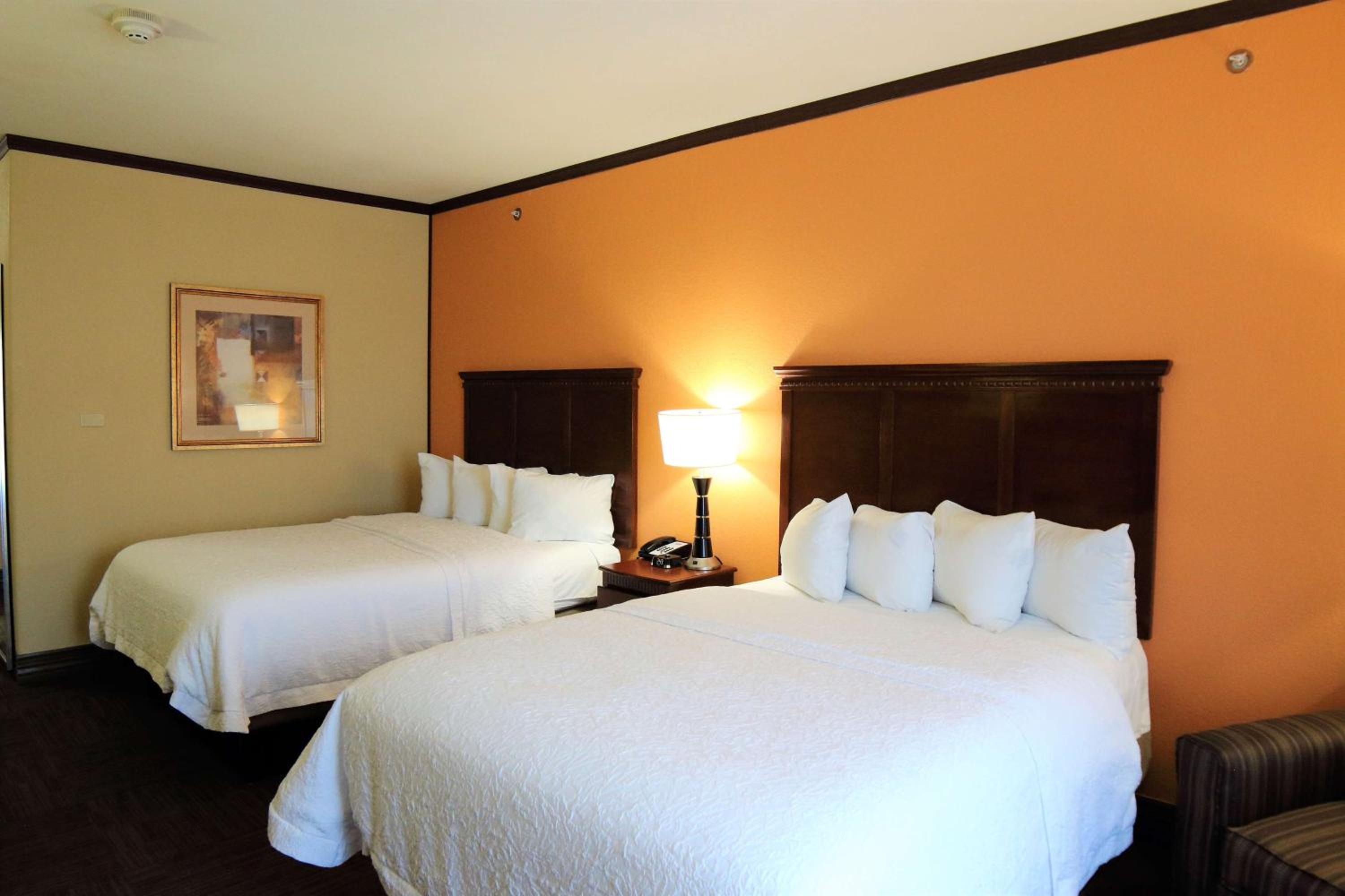 Room with Two Queen Beds - Non-Smoking - Photo 11