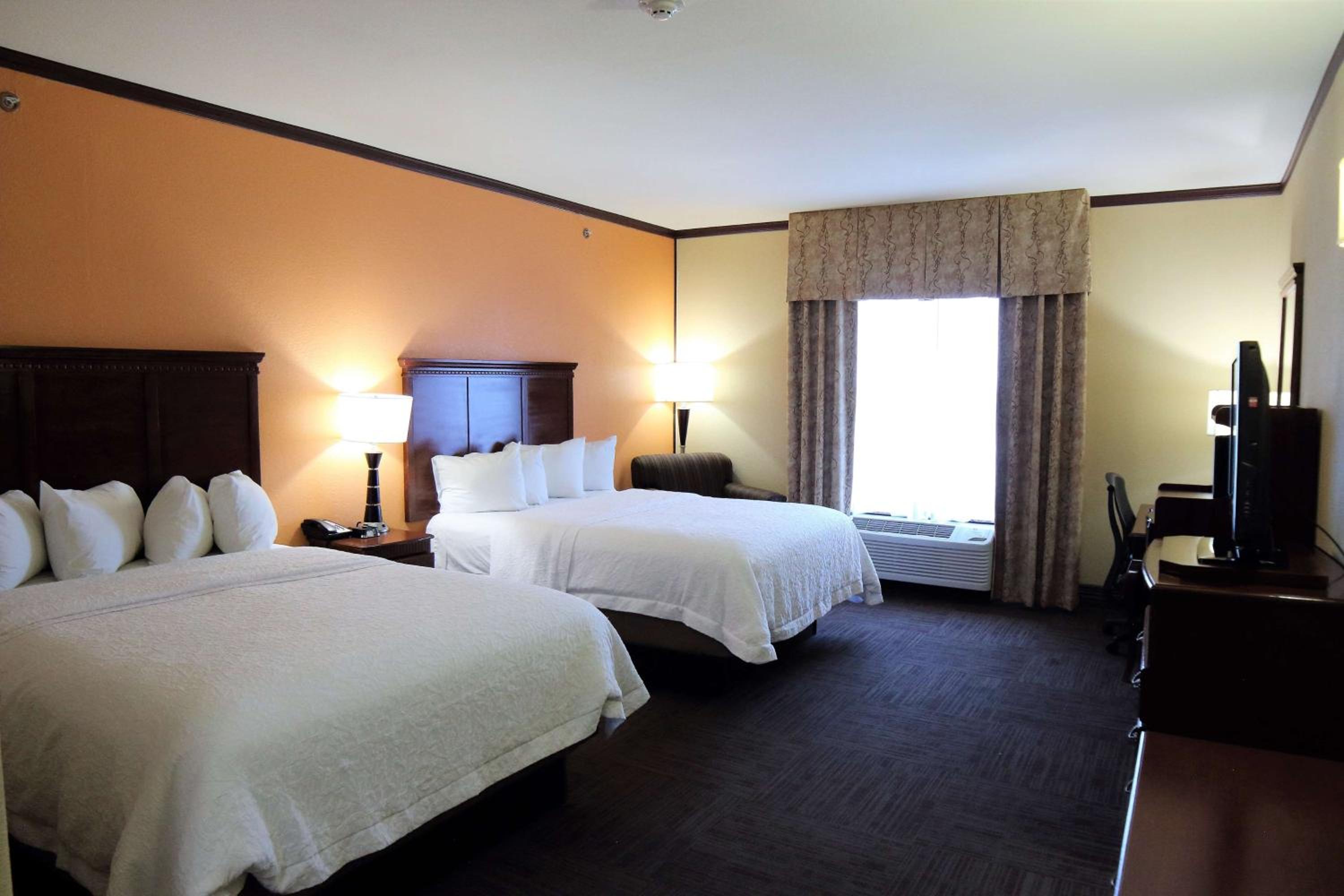 Room with Two Queen Beds - Non-Smoking - Photo 12