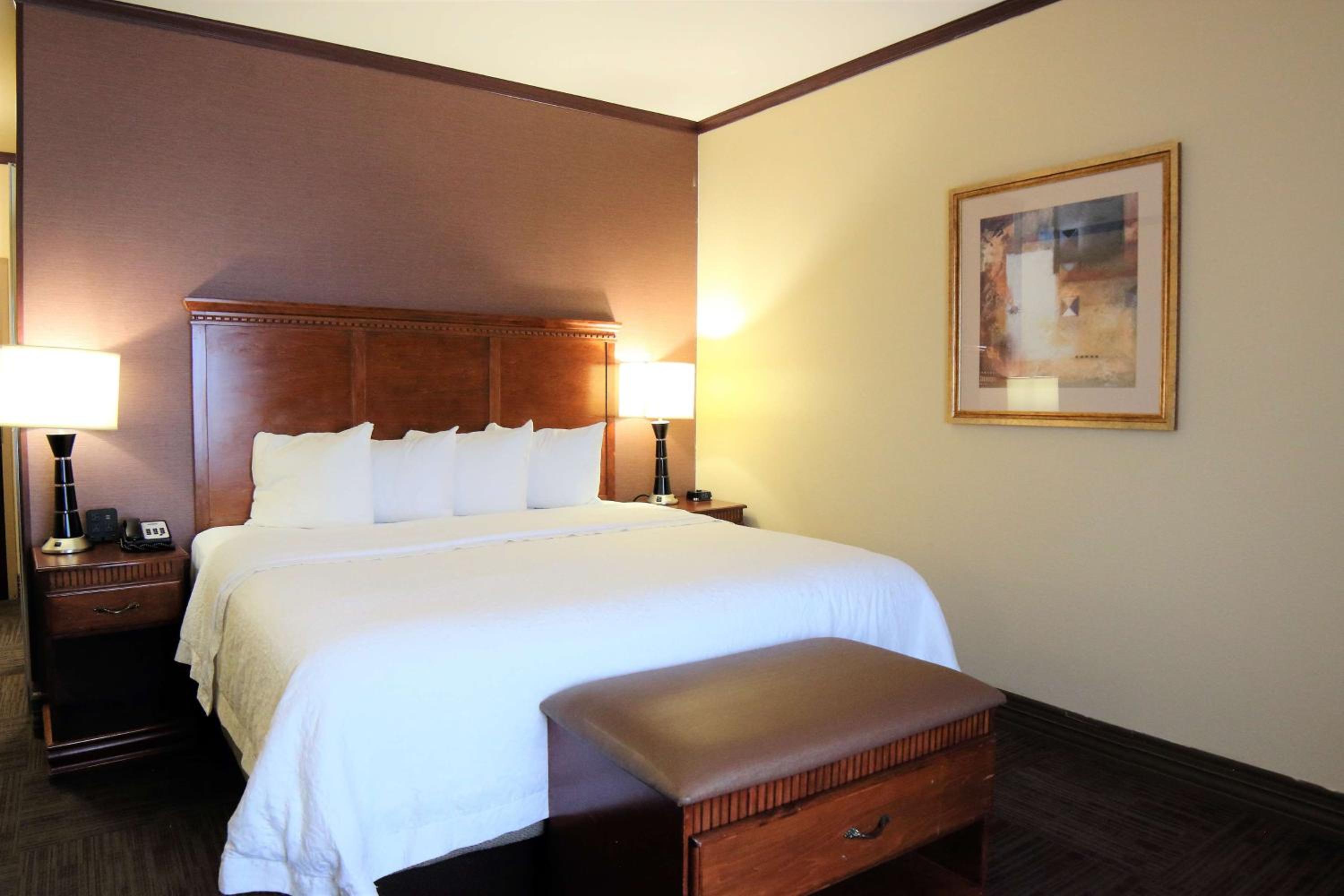 King Room with King Bed - Non-Smoking - Photo 3