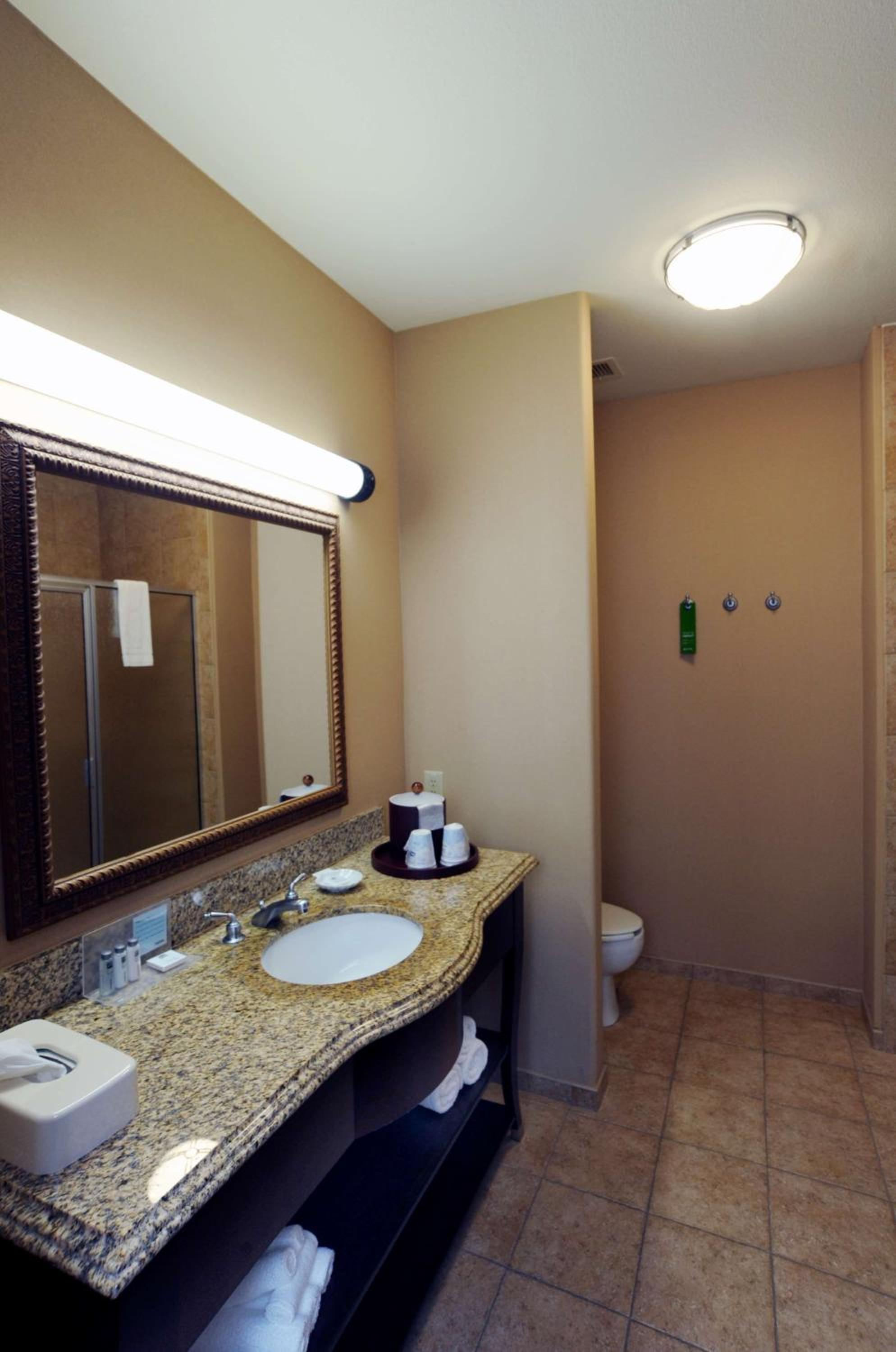 King Room with King Bed - Non-Smoking - Photo 5