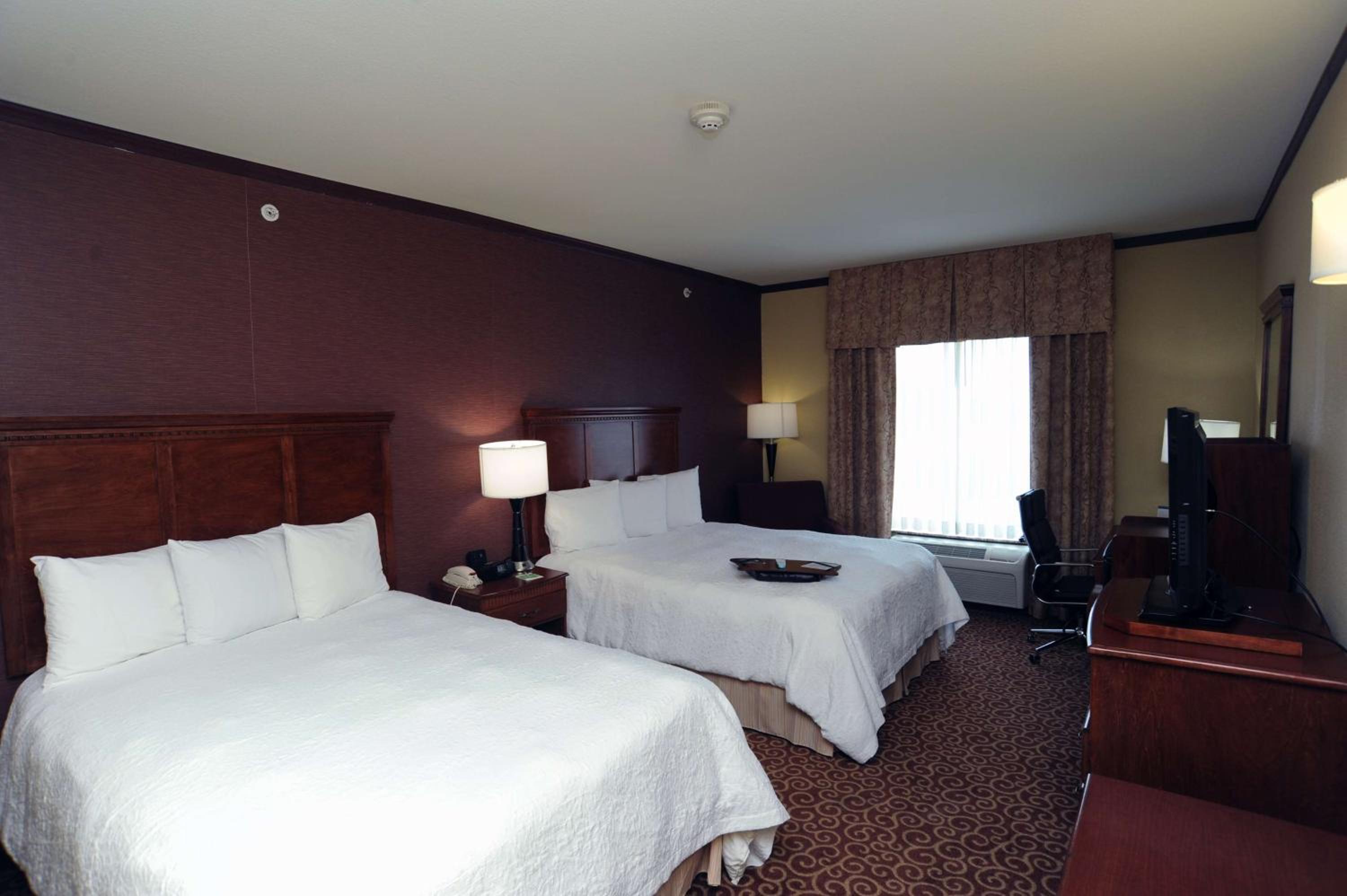 Room with Two Queen Beds - Non-Smoking - Photo 13