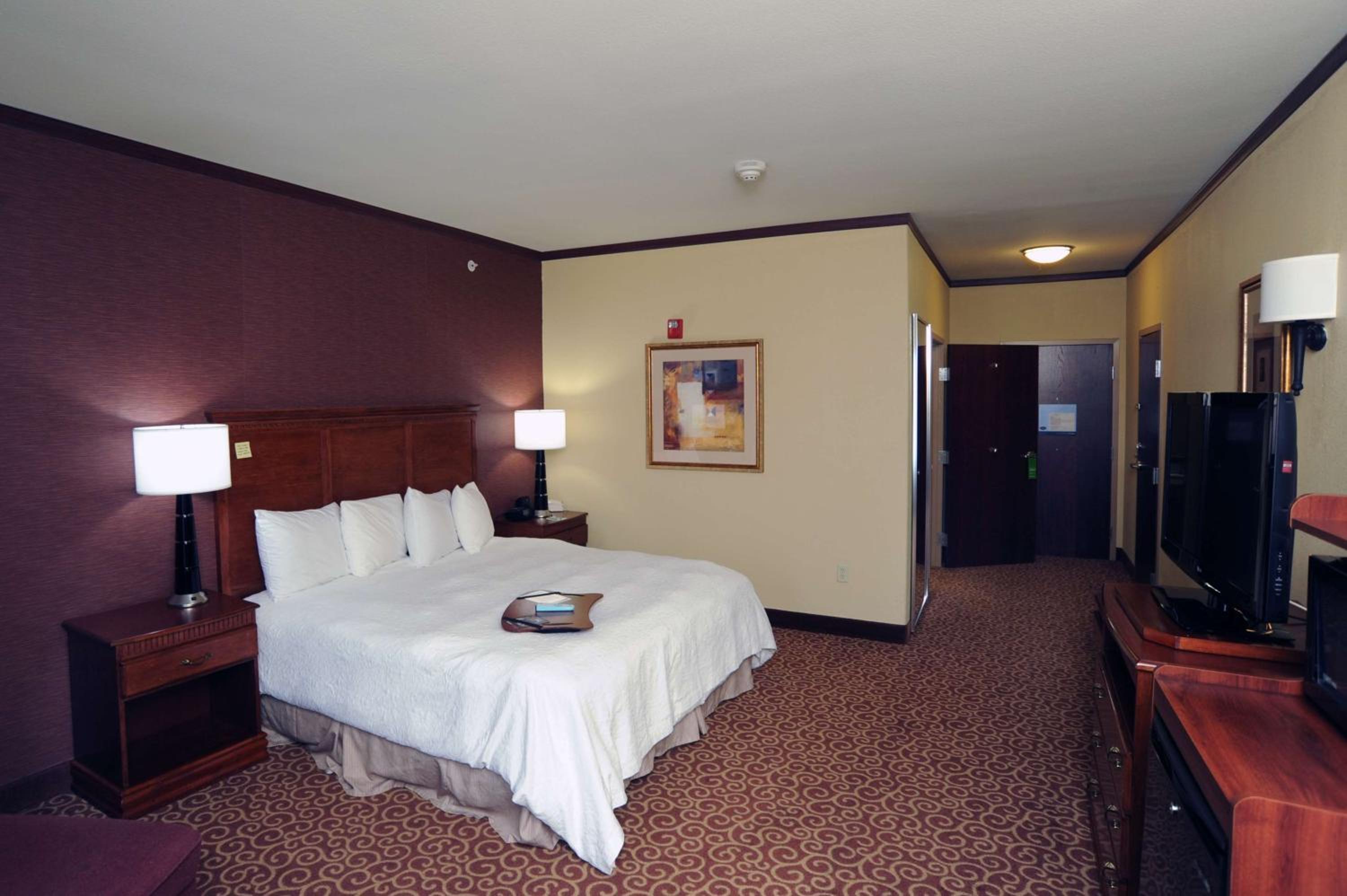 King Room with King Bed - Non-Smoking - Photo 2