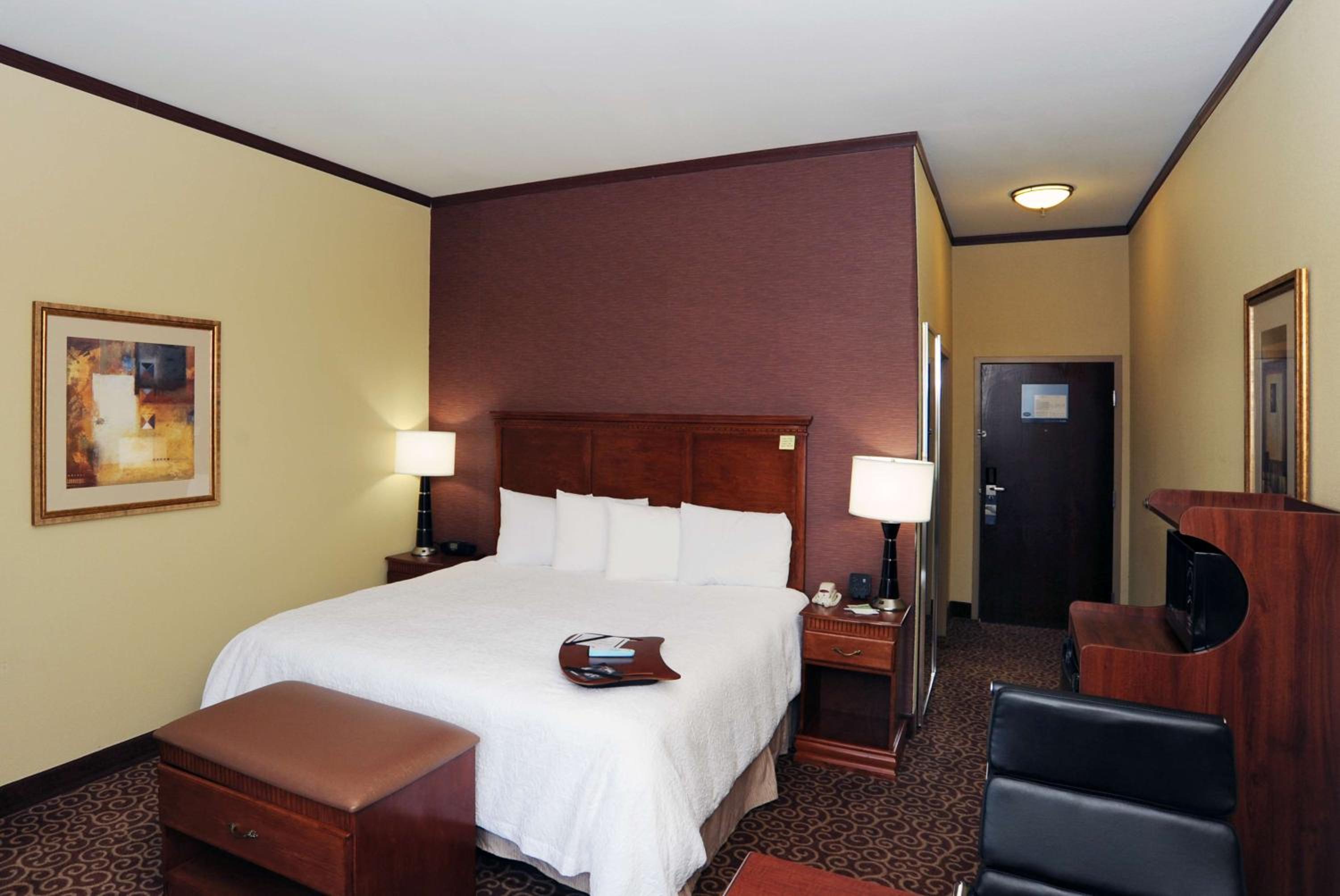 King Room with King Bed - Non-Smoking - Photo 6
