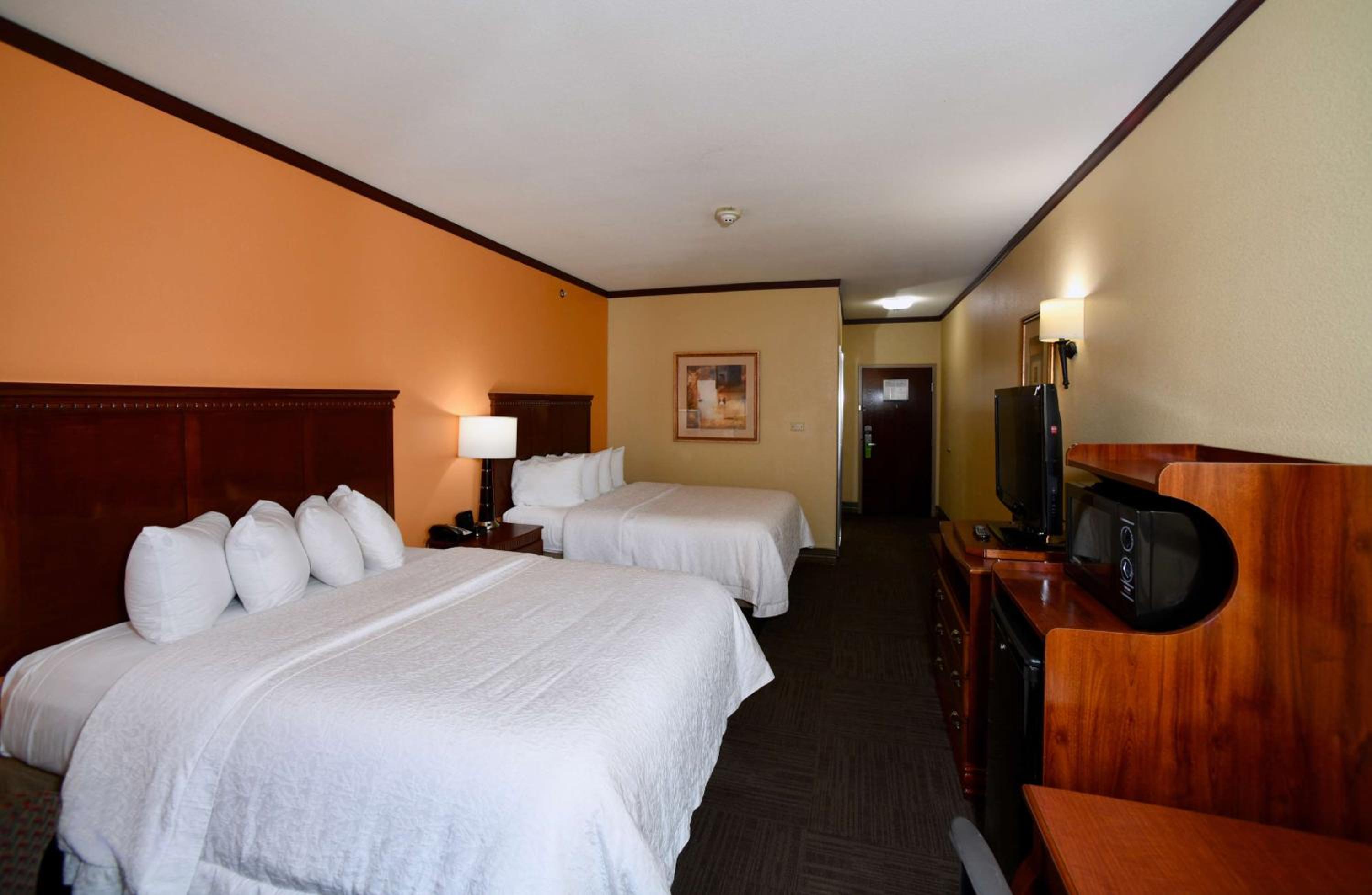 Room with Two Queen Beds - Non-Smoking - Photo 2