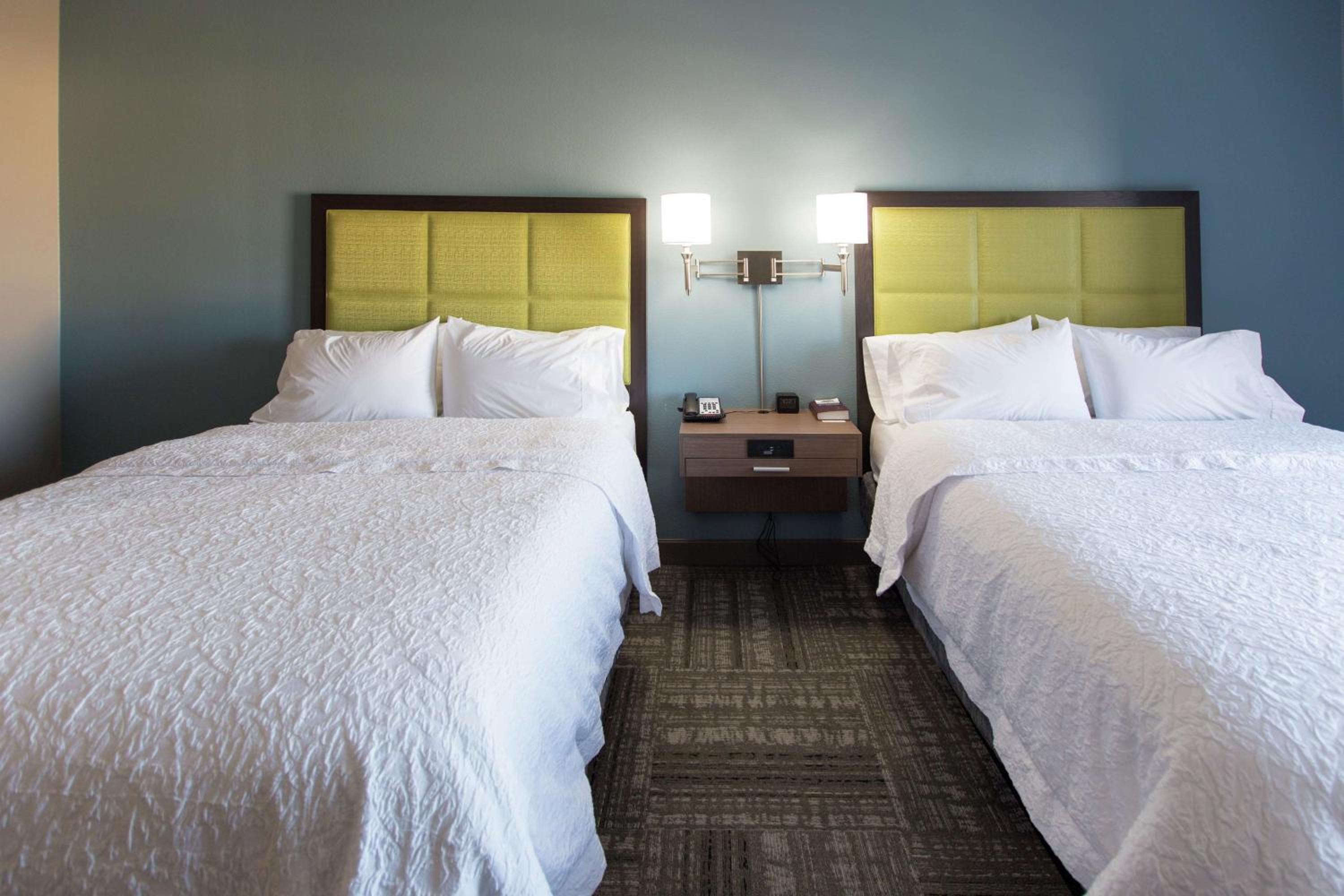 Queen Room with Two Queen Beds - Hearing Accessible with Tub