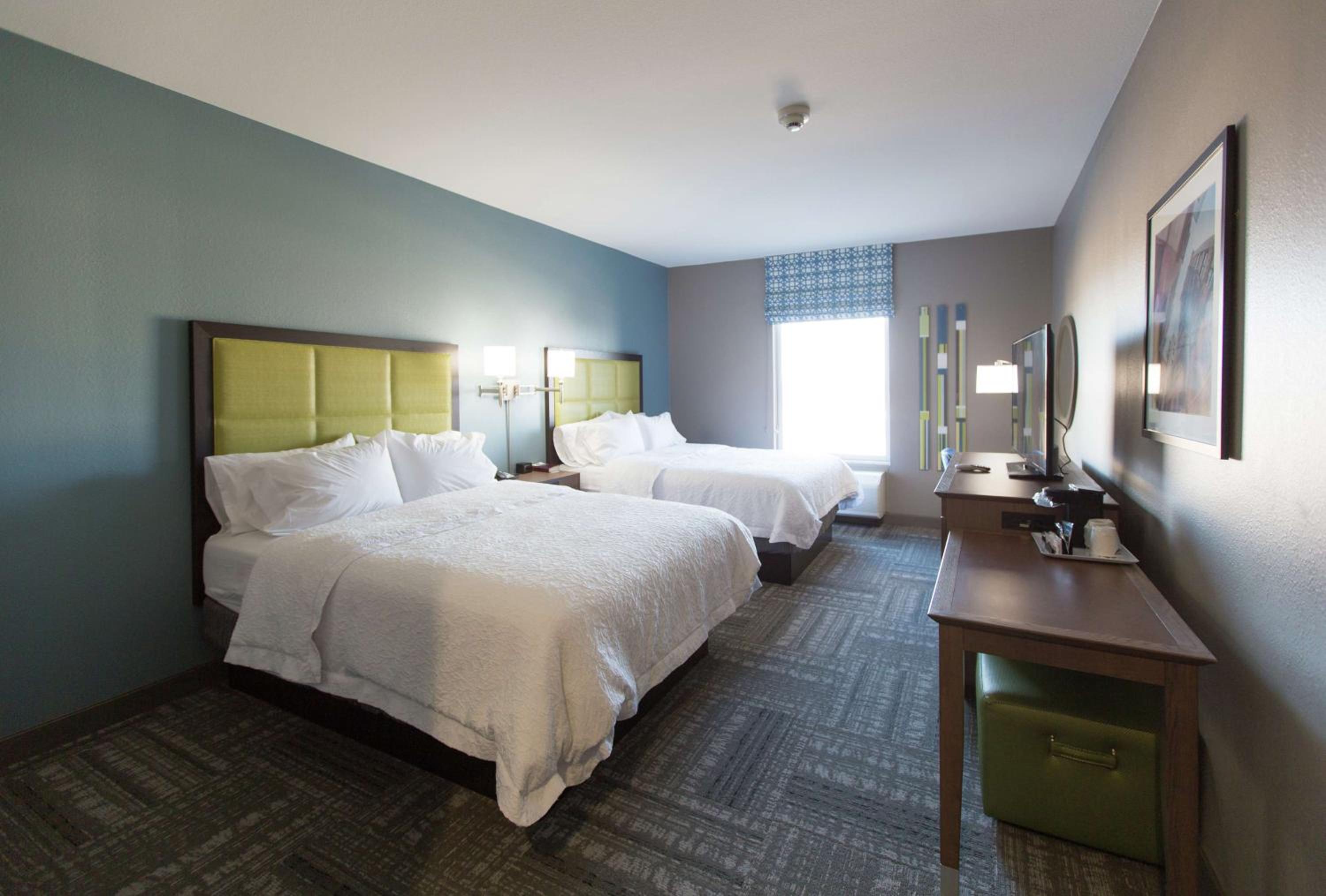 Queen Room with Two Queen Beds - Hearing Accessible with Tub photo 2