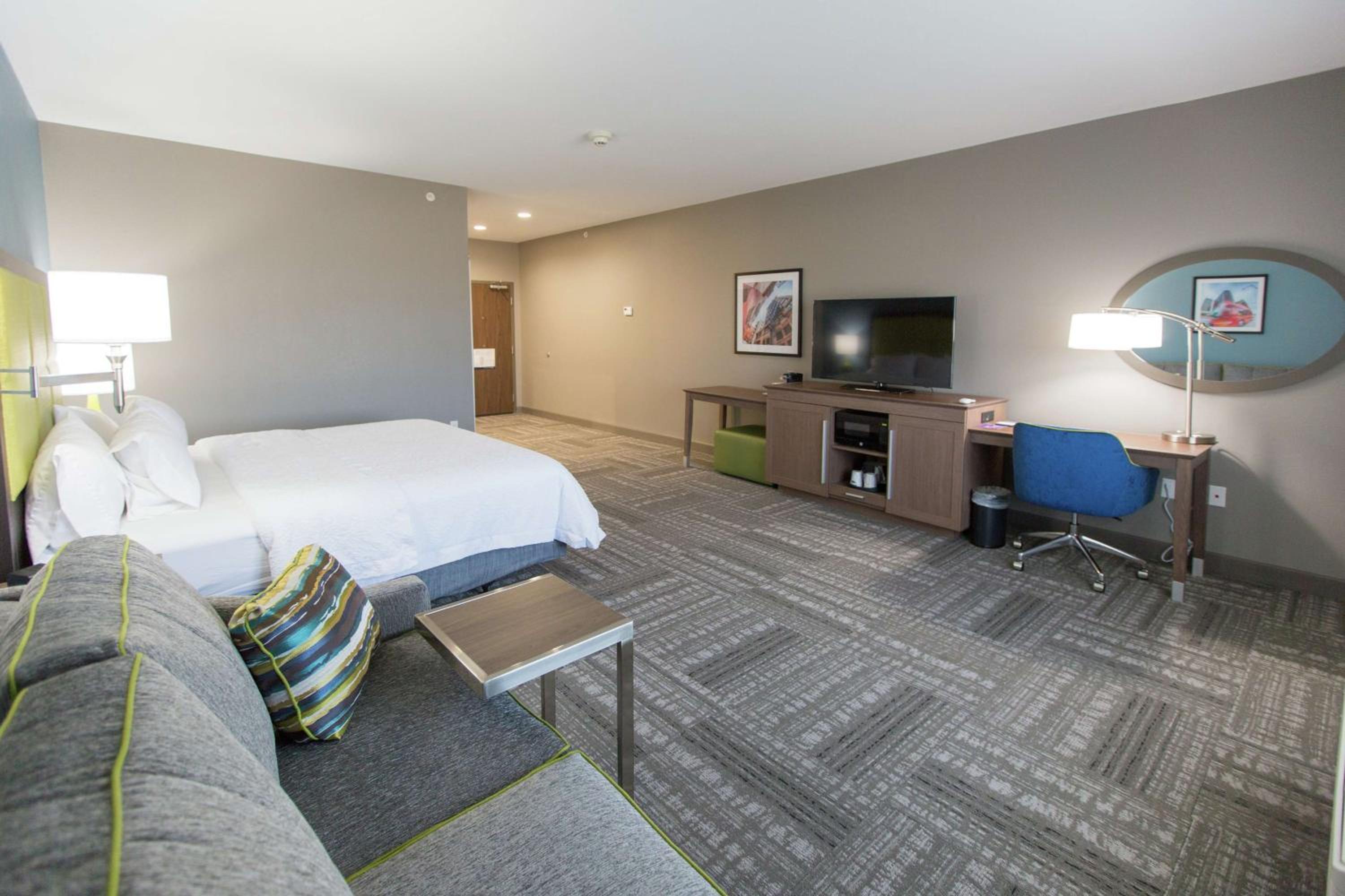 King Room with Sofa Bed - Non-Smoking photo 3
