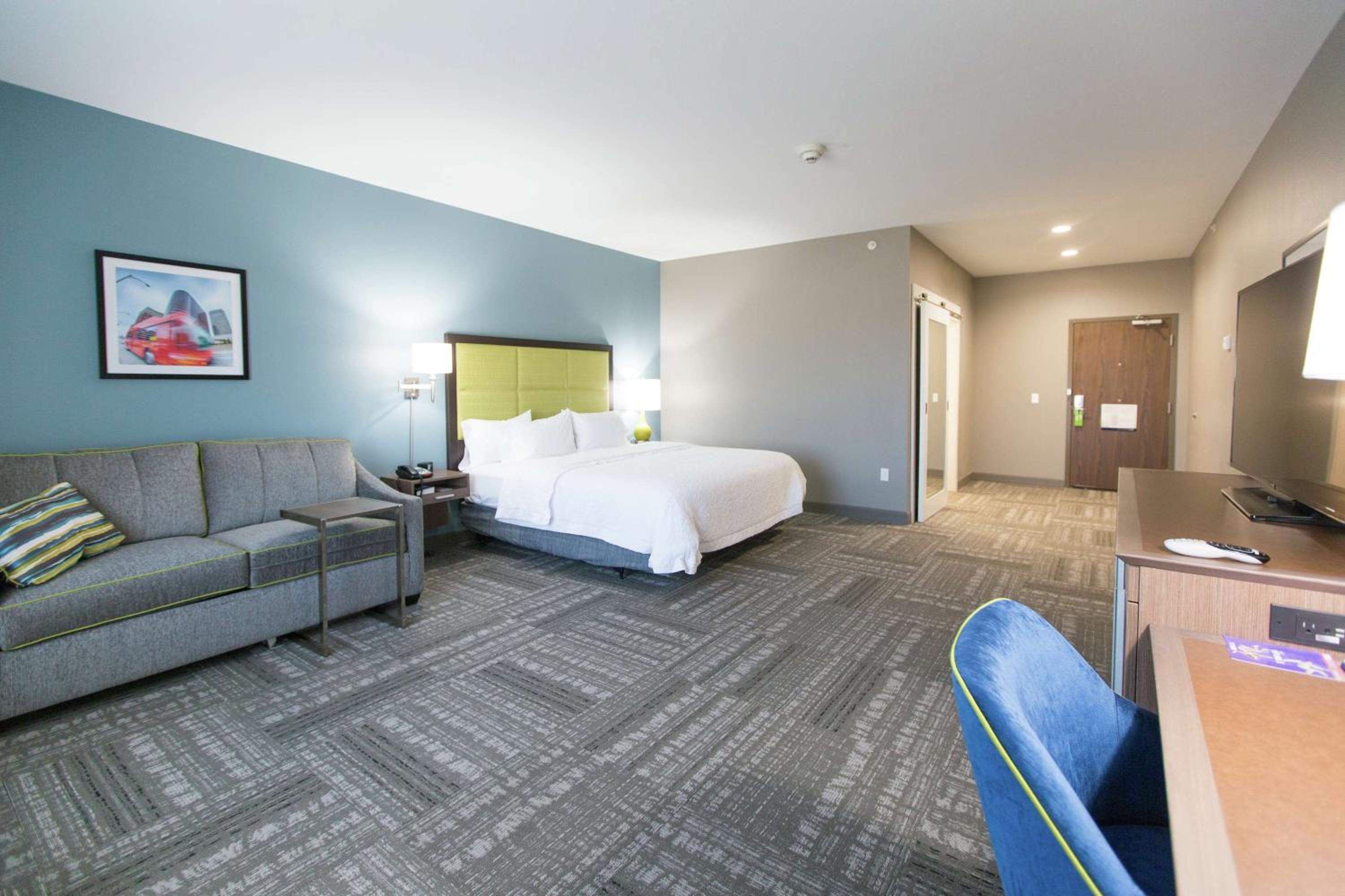 King Room with Sofa Bed - Mobility Accessible photo 3