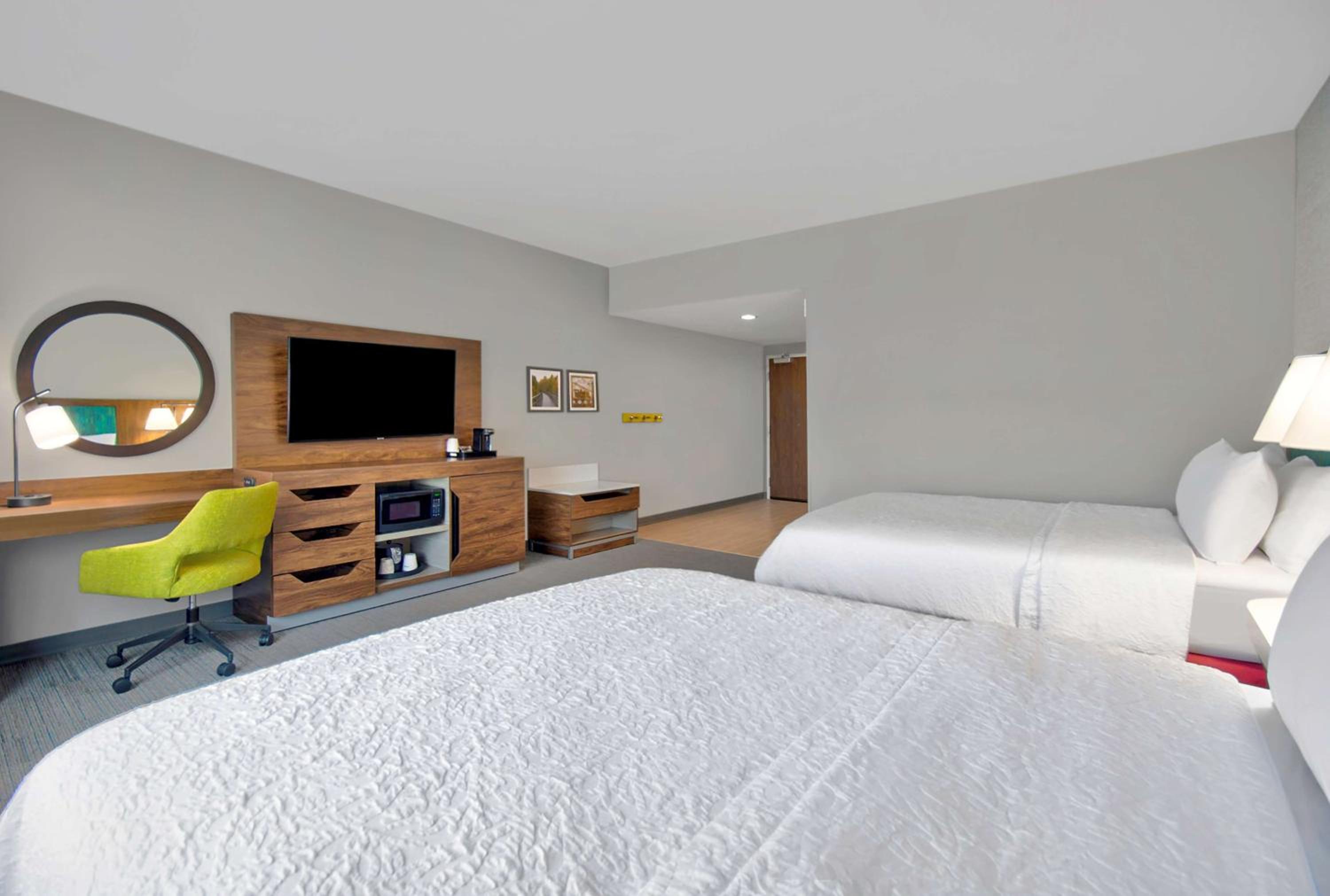 Queen Room with Two Queen Beds - Photo 4