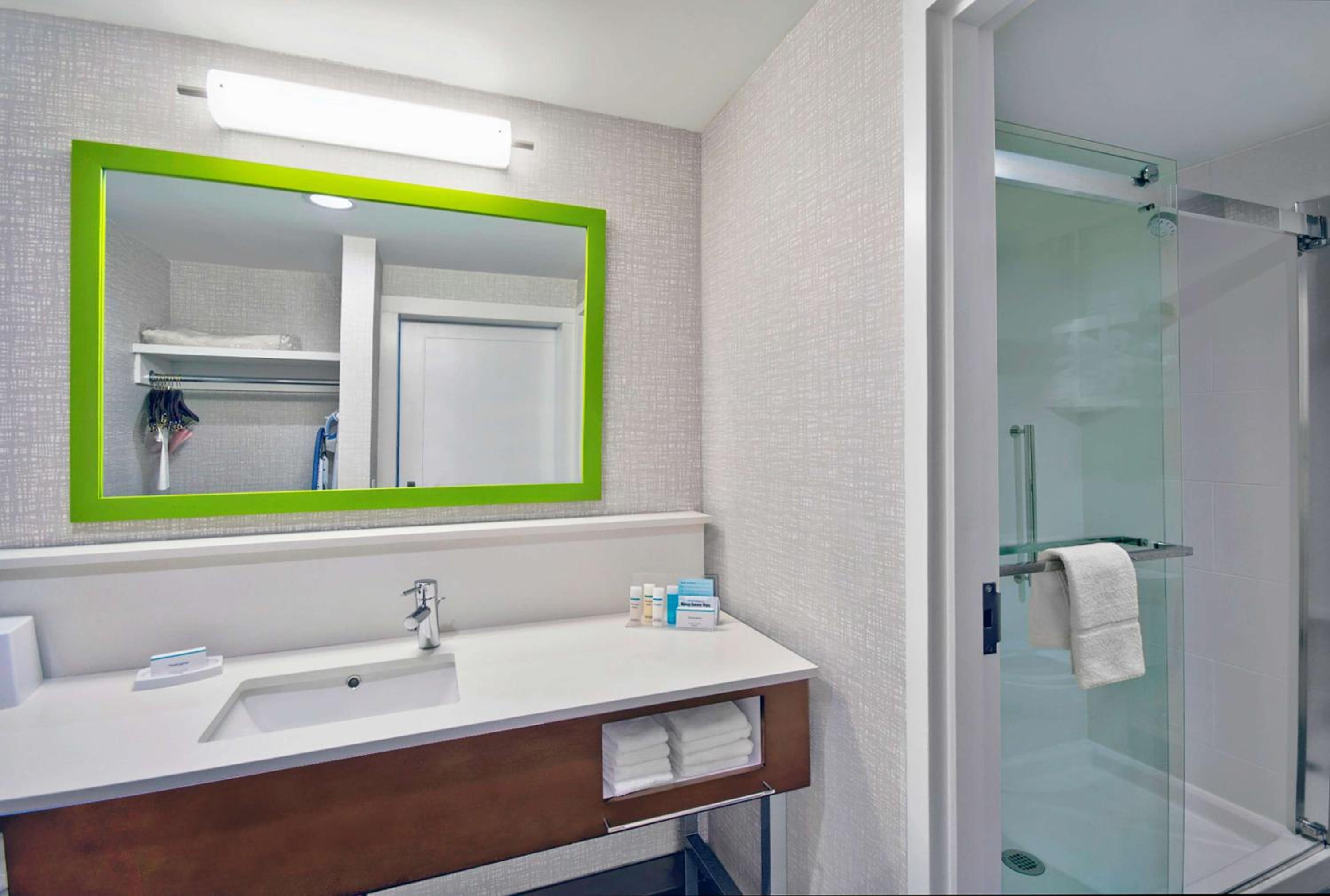 One-Bedroom King Suite - Non-Smoking - Photo 3