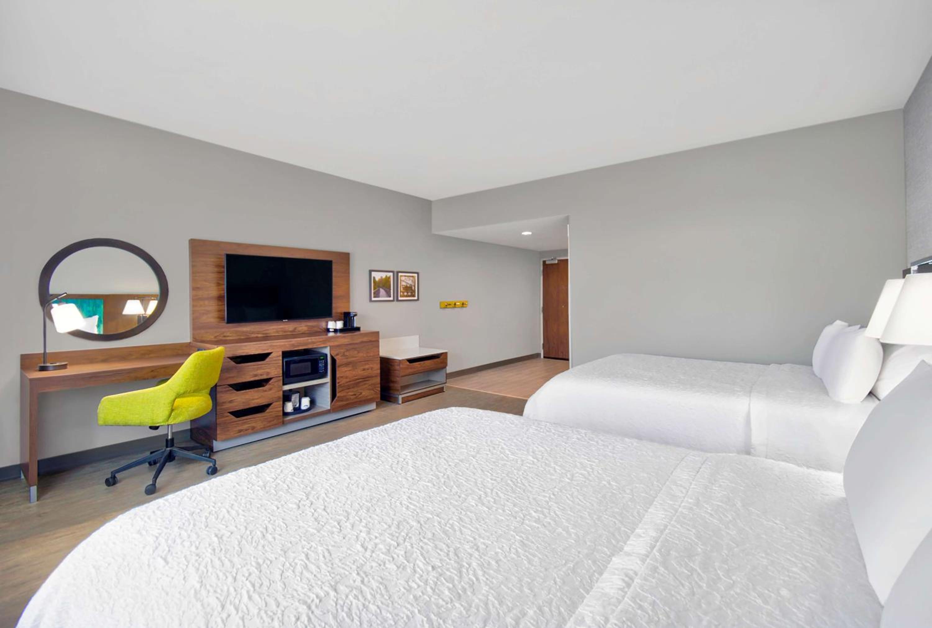 Queen Room with Two Queen Beds - Photo 2
