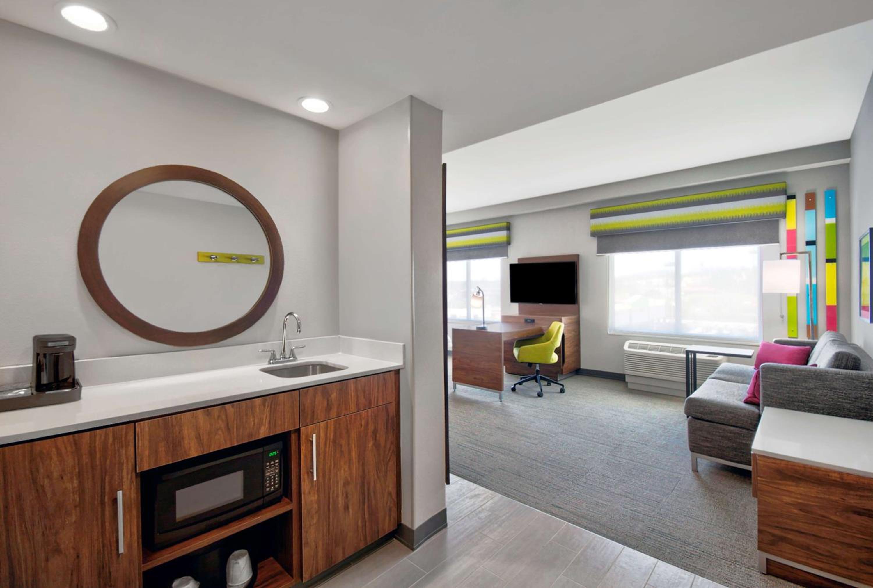 One-Bedroom King Suite - Non-Smoking - Photo 2