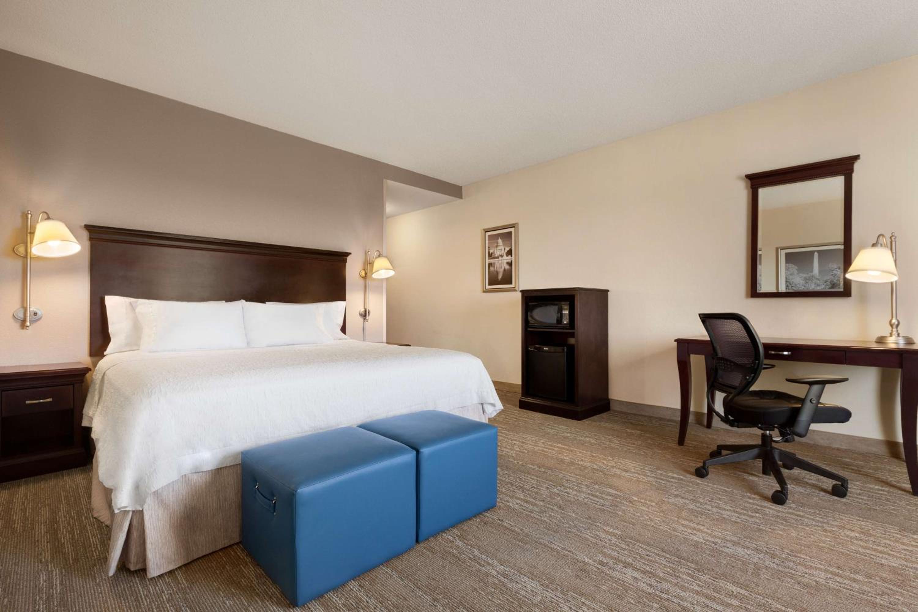 King Room with King Bed - Non-Smoking - Photo 2