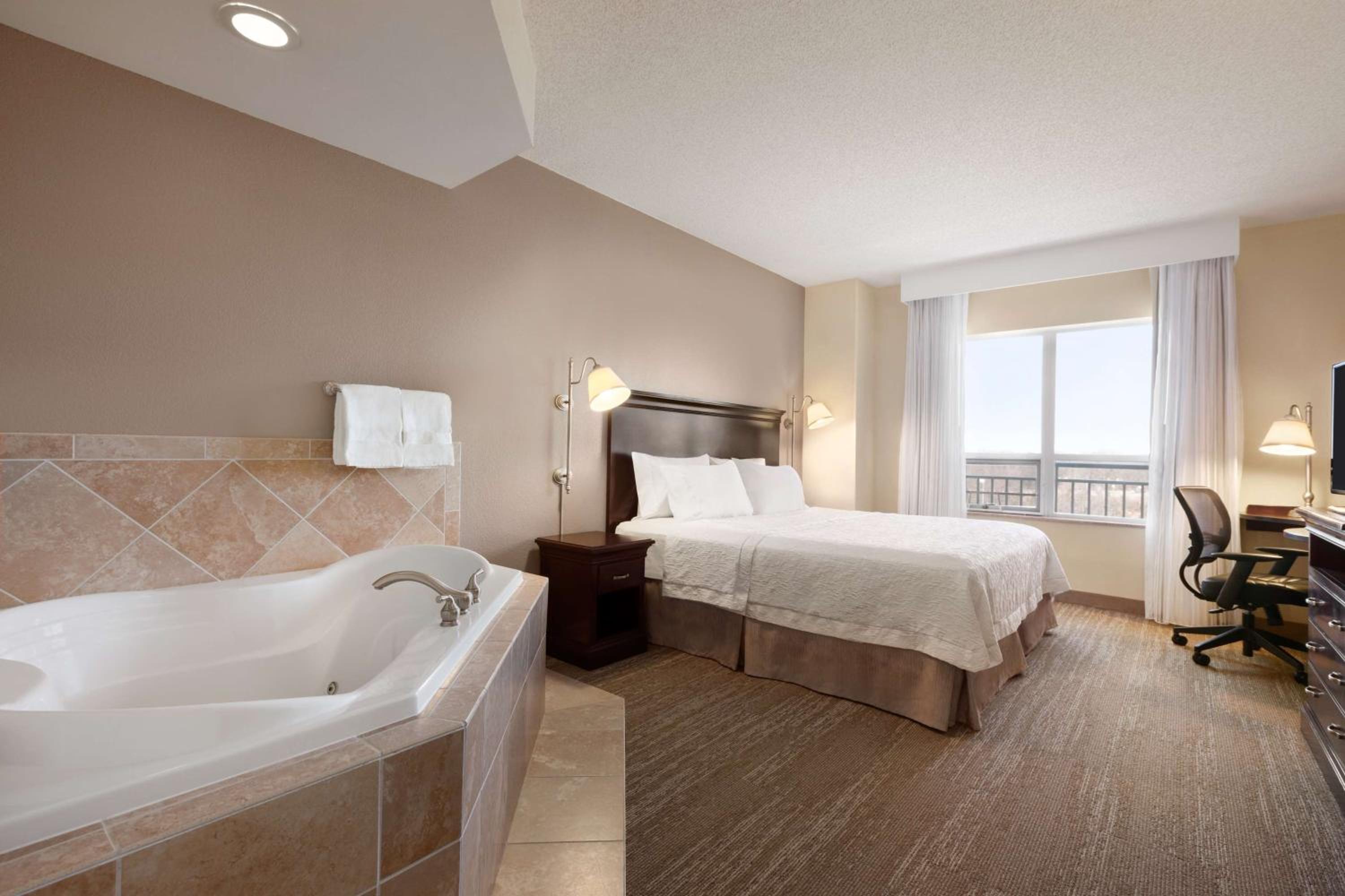 King Room with Spa Bath - Photo 3