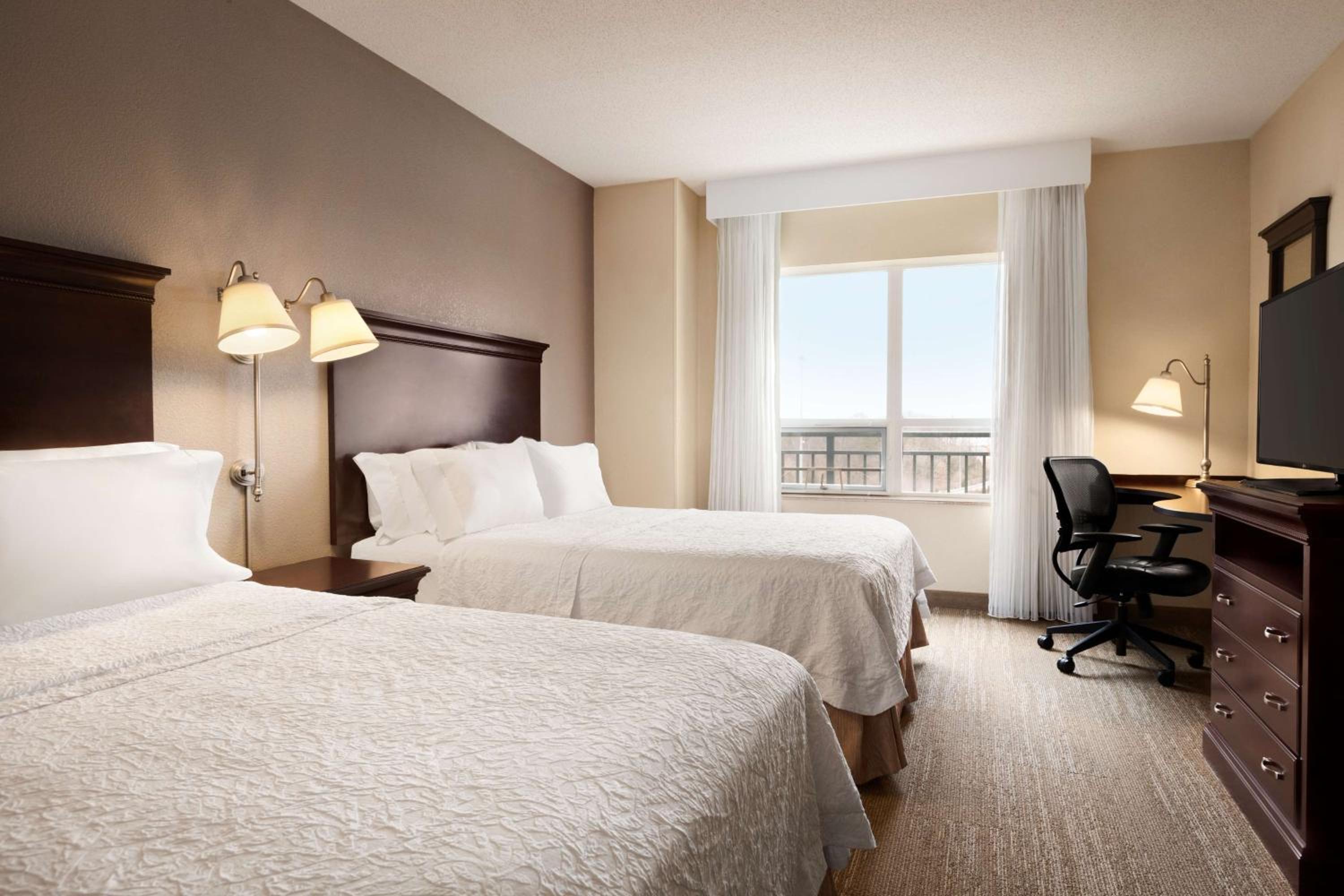 Room with Two Queen Beds - Non-Smoking - Photo 4