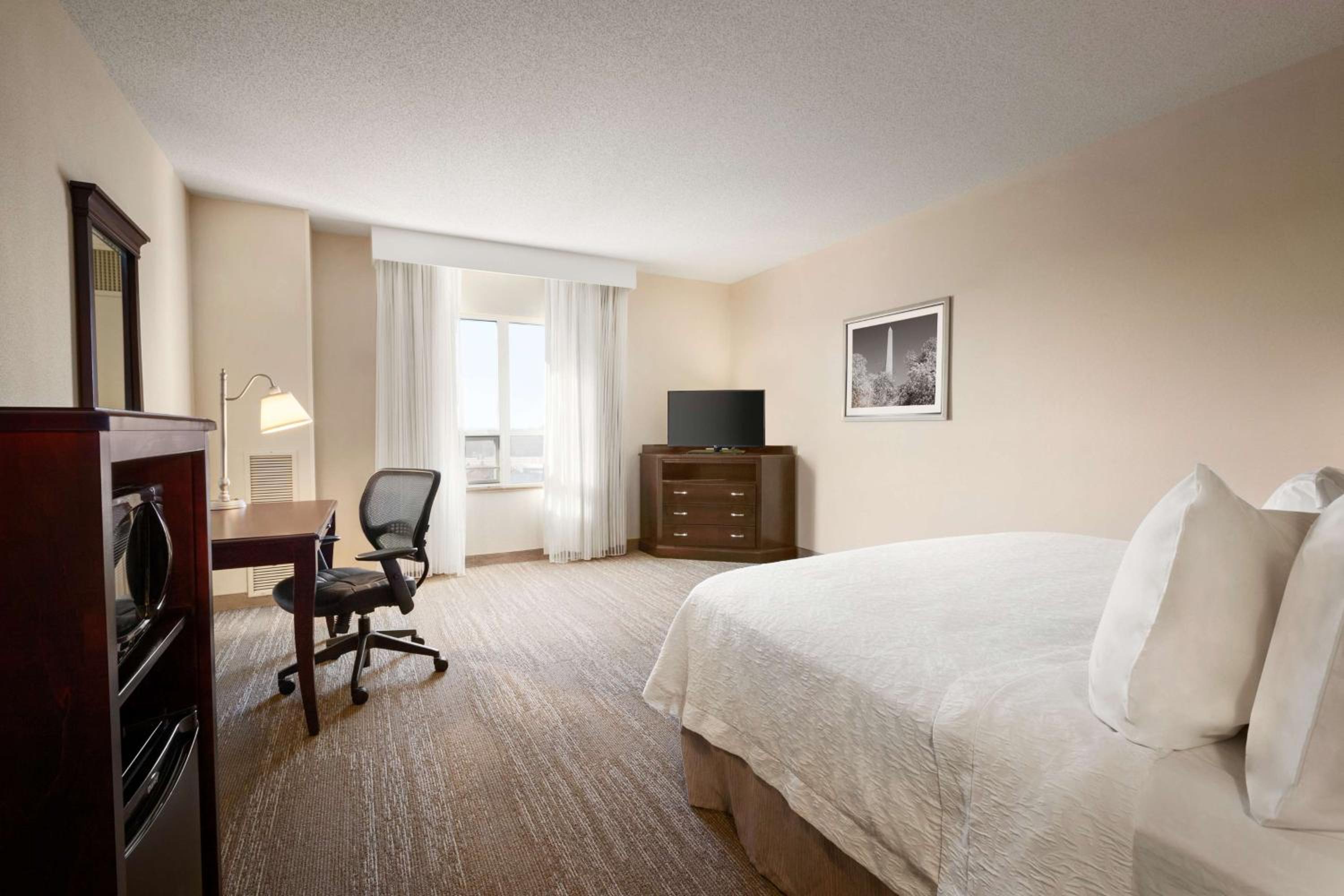 King Room with King Bed - Non-Smoking - Photo 3