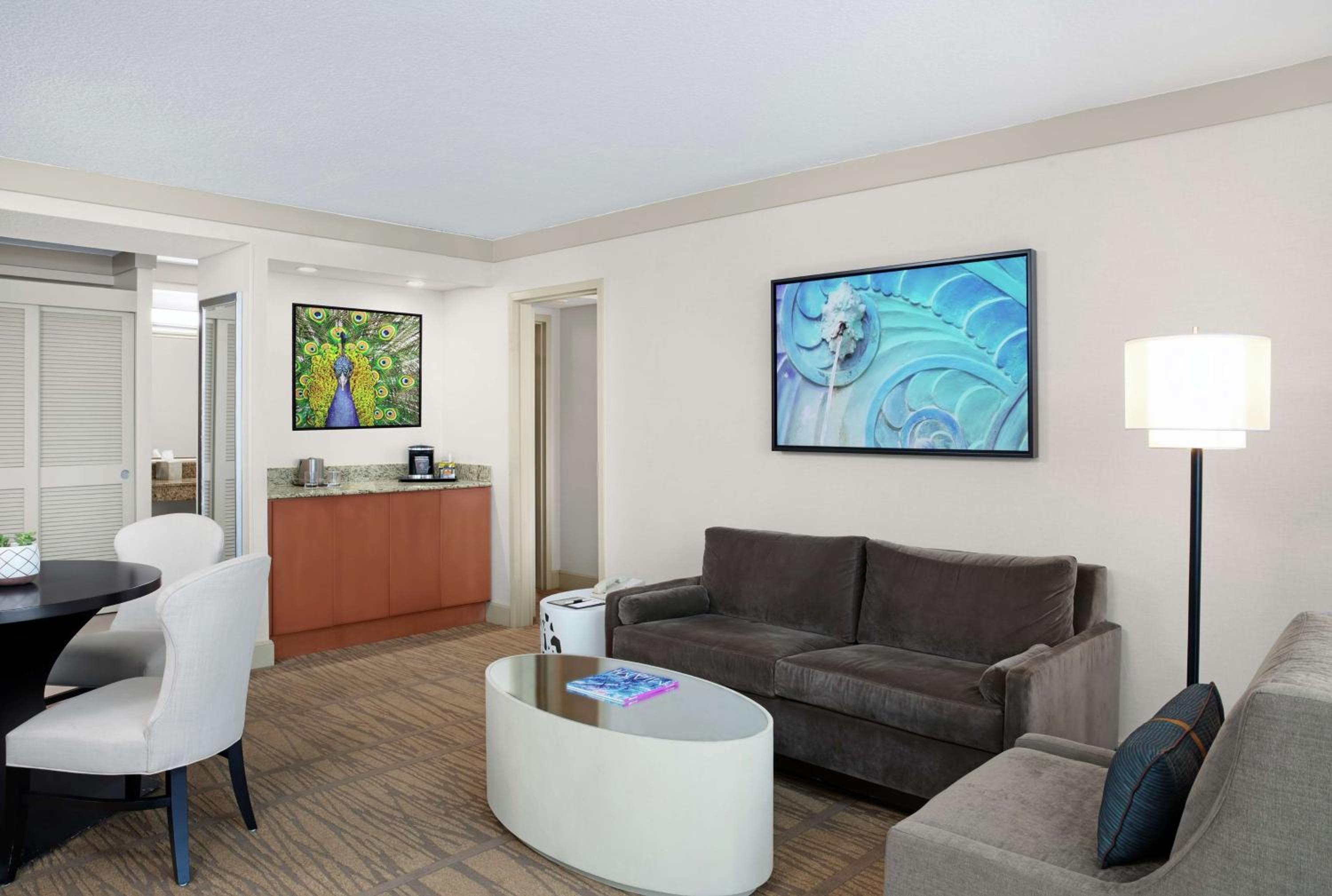 King Suite - Non-Smoking photo 2