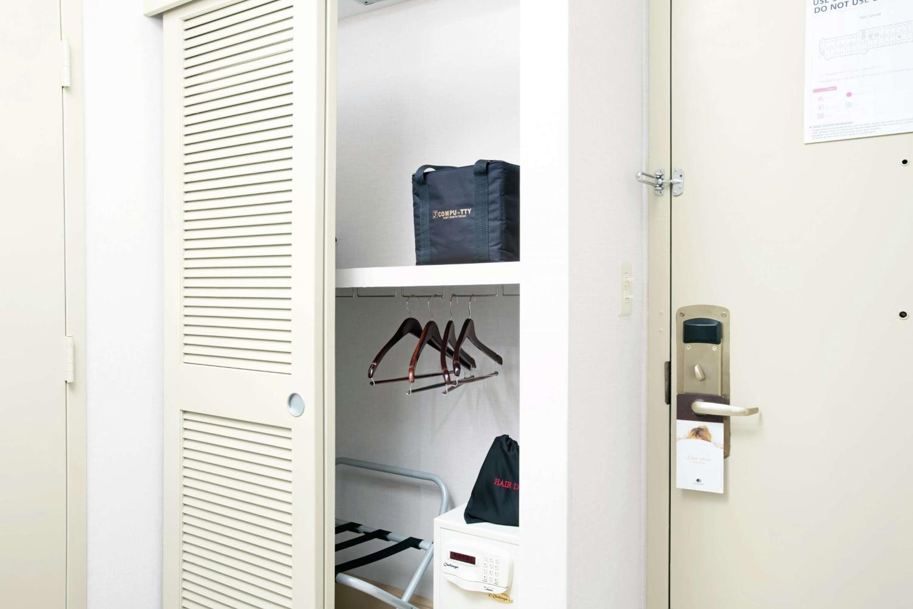 King Room - Disability Access/Roll-in Shower photo 2