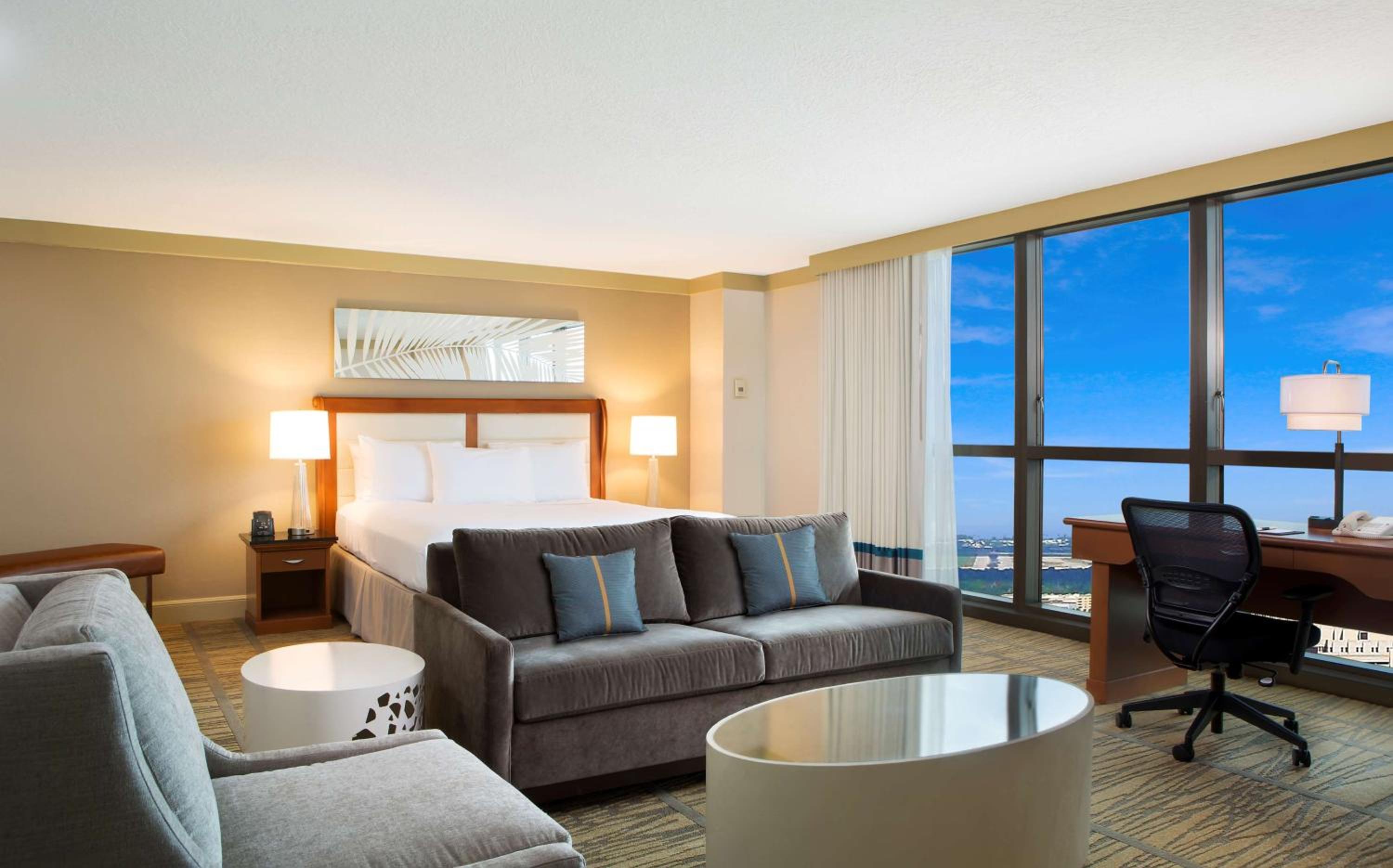 Junior King Suite - Non-Smoking photo 3
