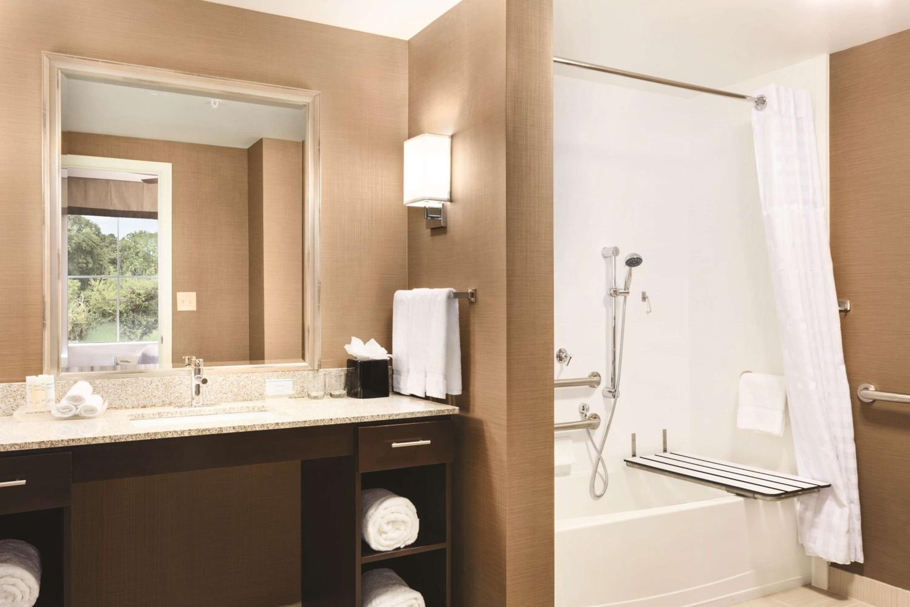 King Suite - Mobility and Hearing Access/Non-Smoking