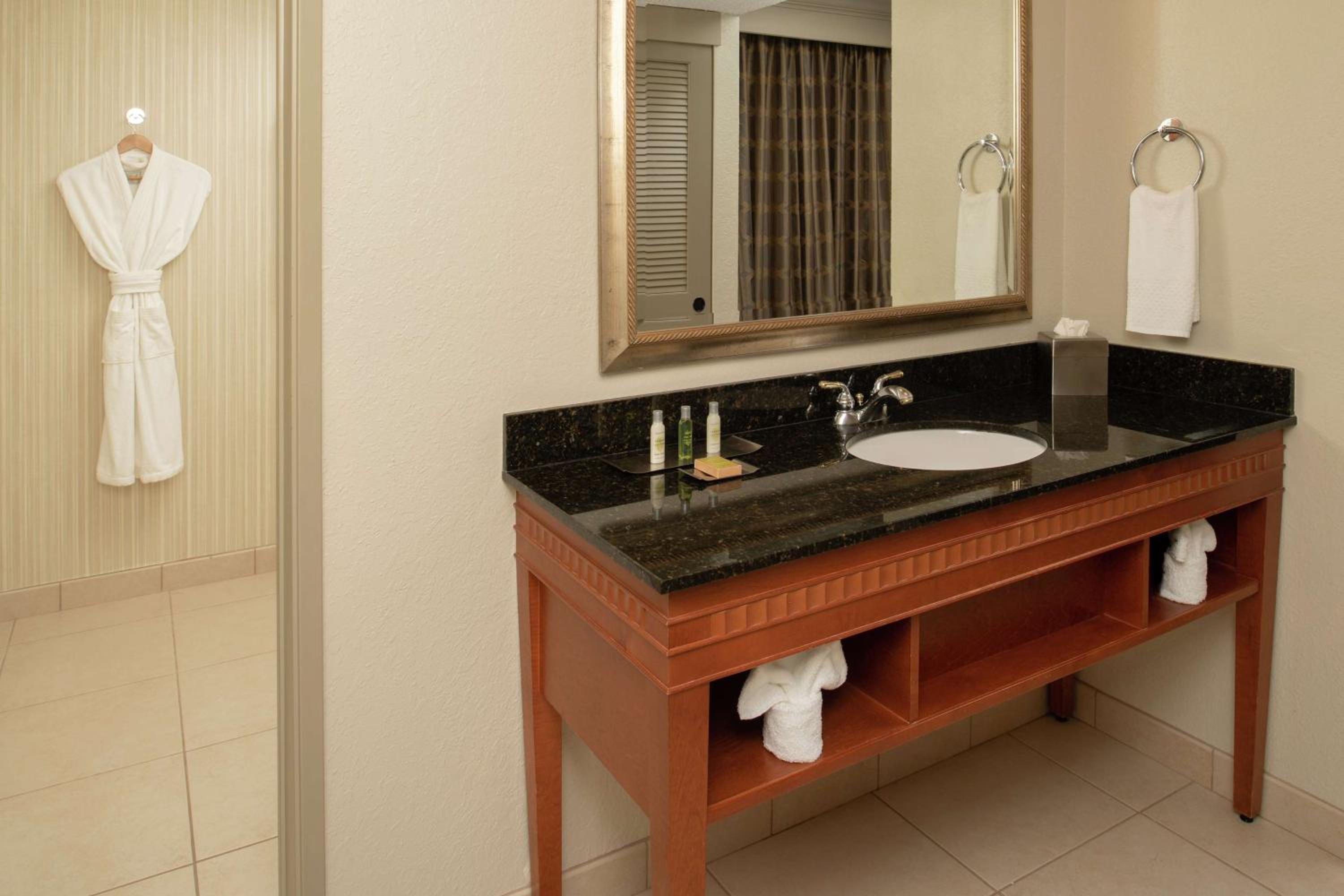 Non-Smoking Corner Suite - Photo 2