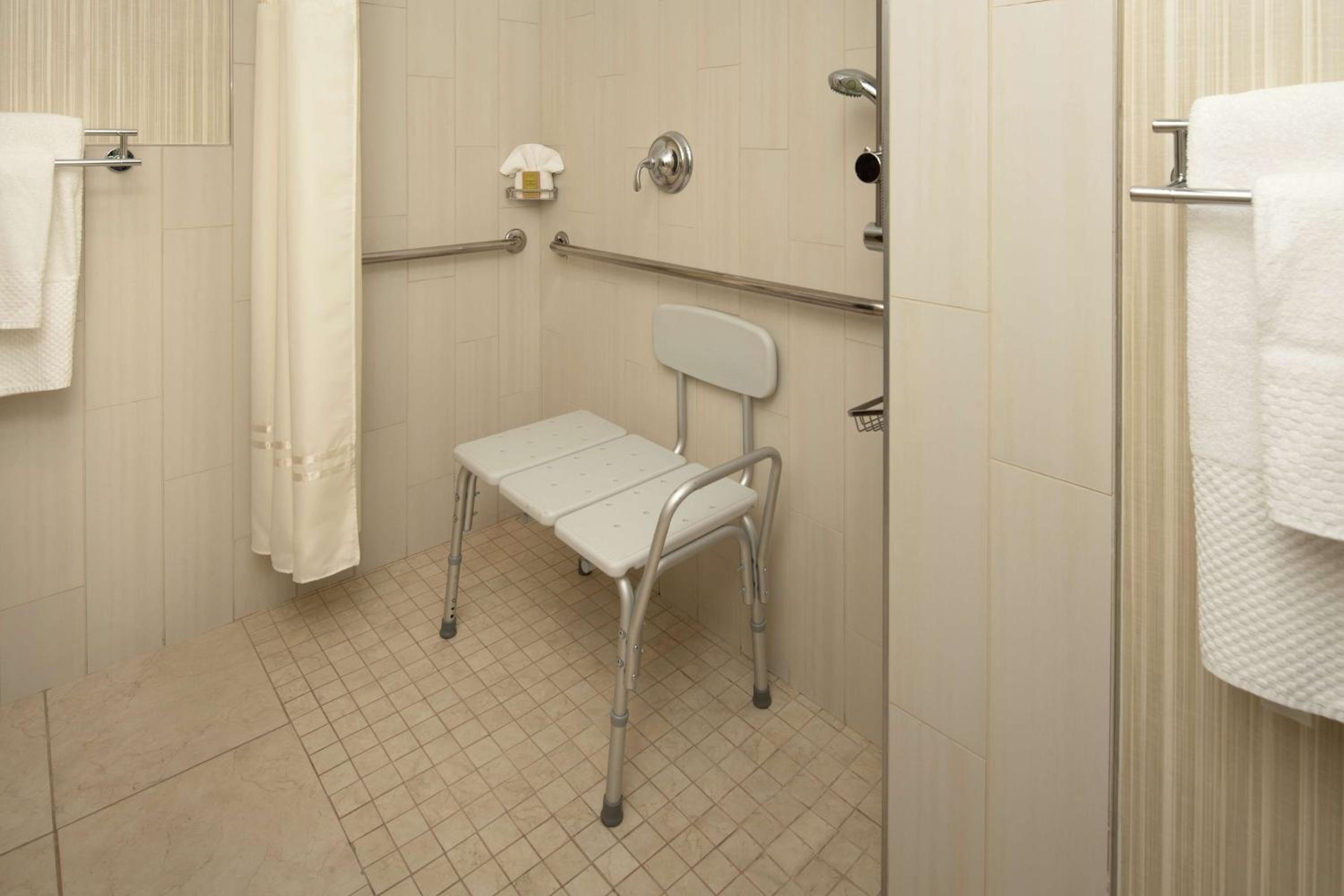 King Suite - Disability and Hearing Access/Non-Smoking - Photo 2