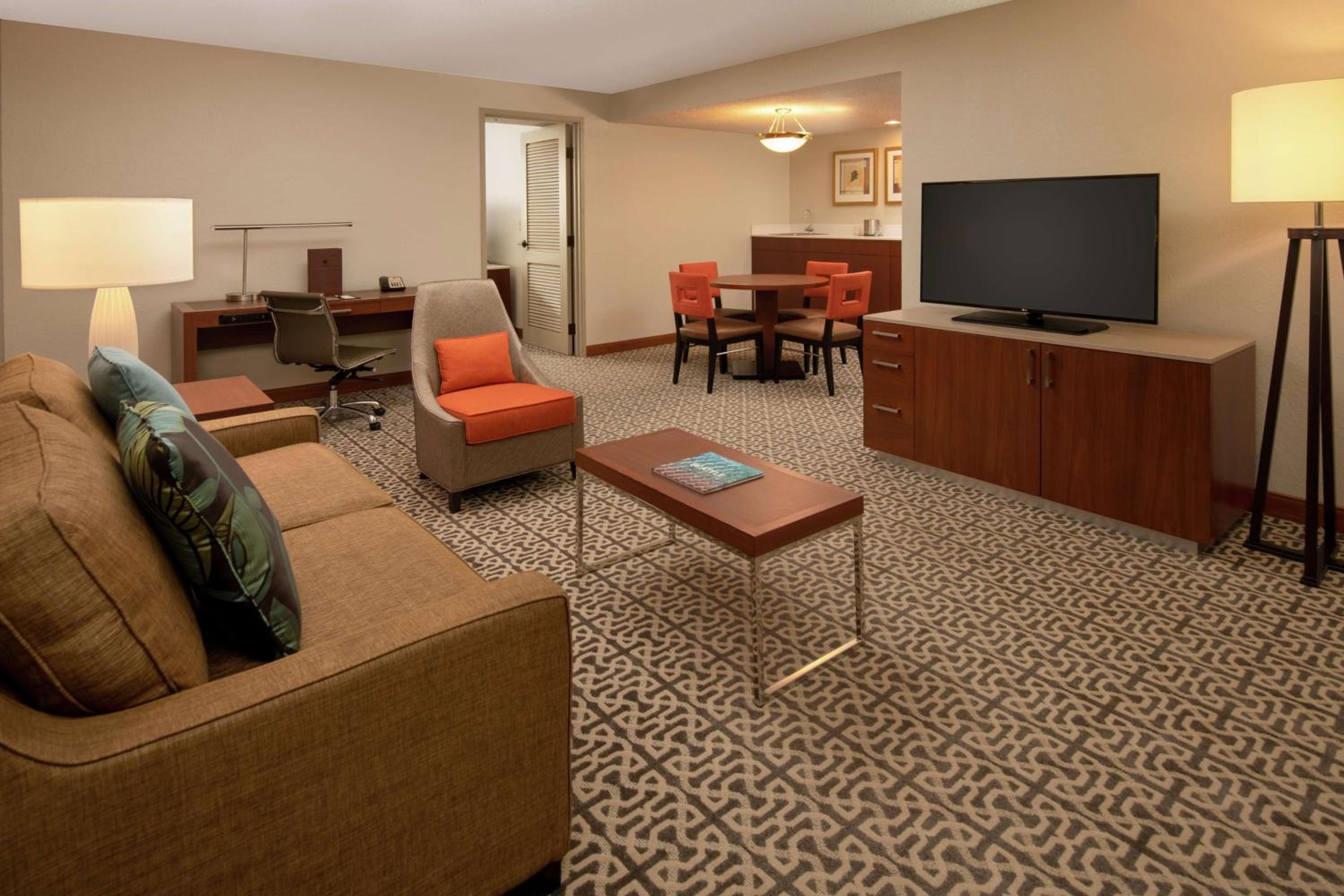 Non-Smoking Corner Suite - Photo 3