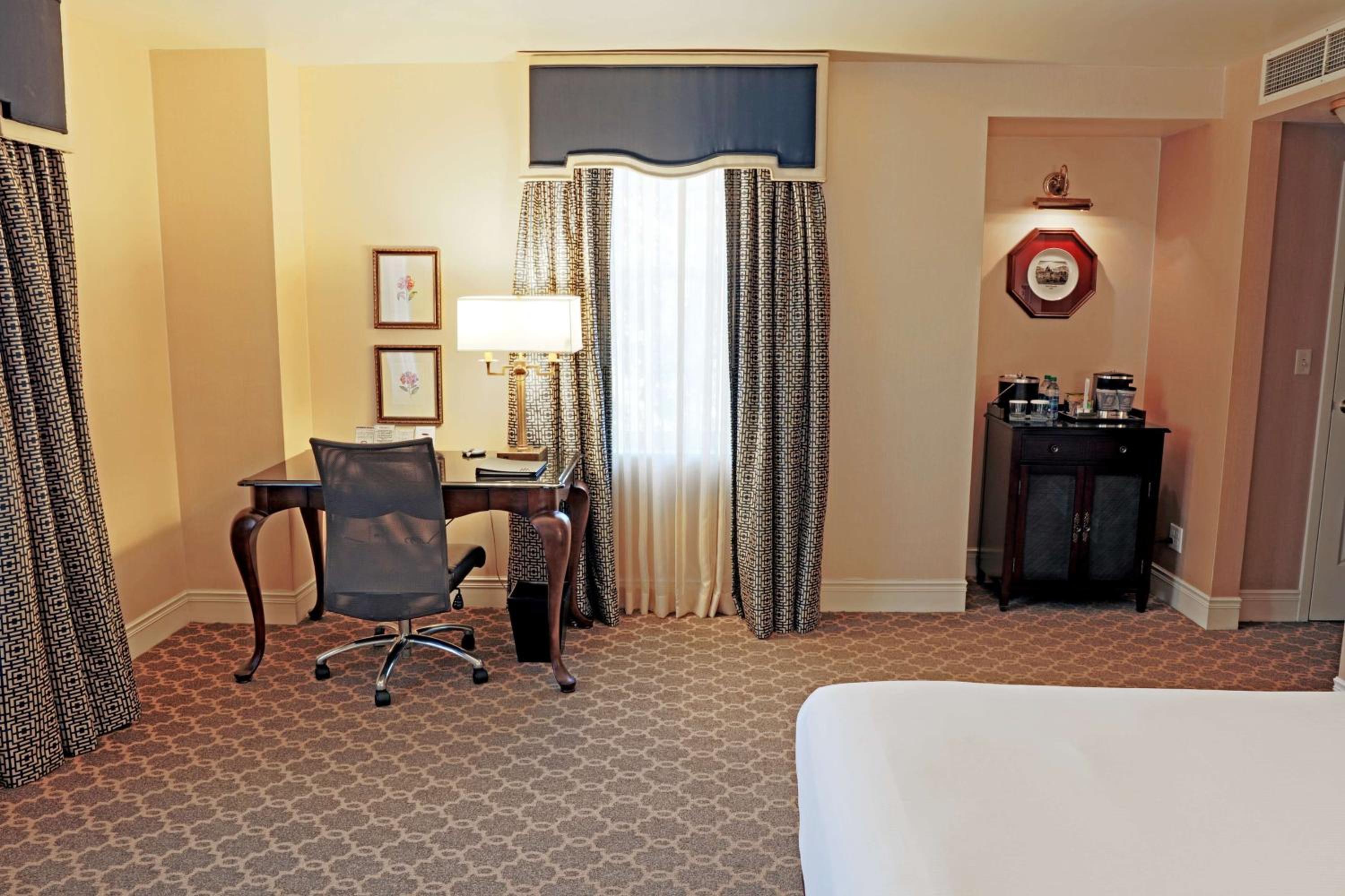 Junior King Suite with Seating Area photo 2