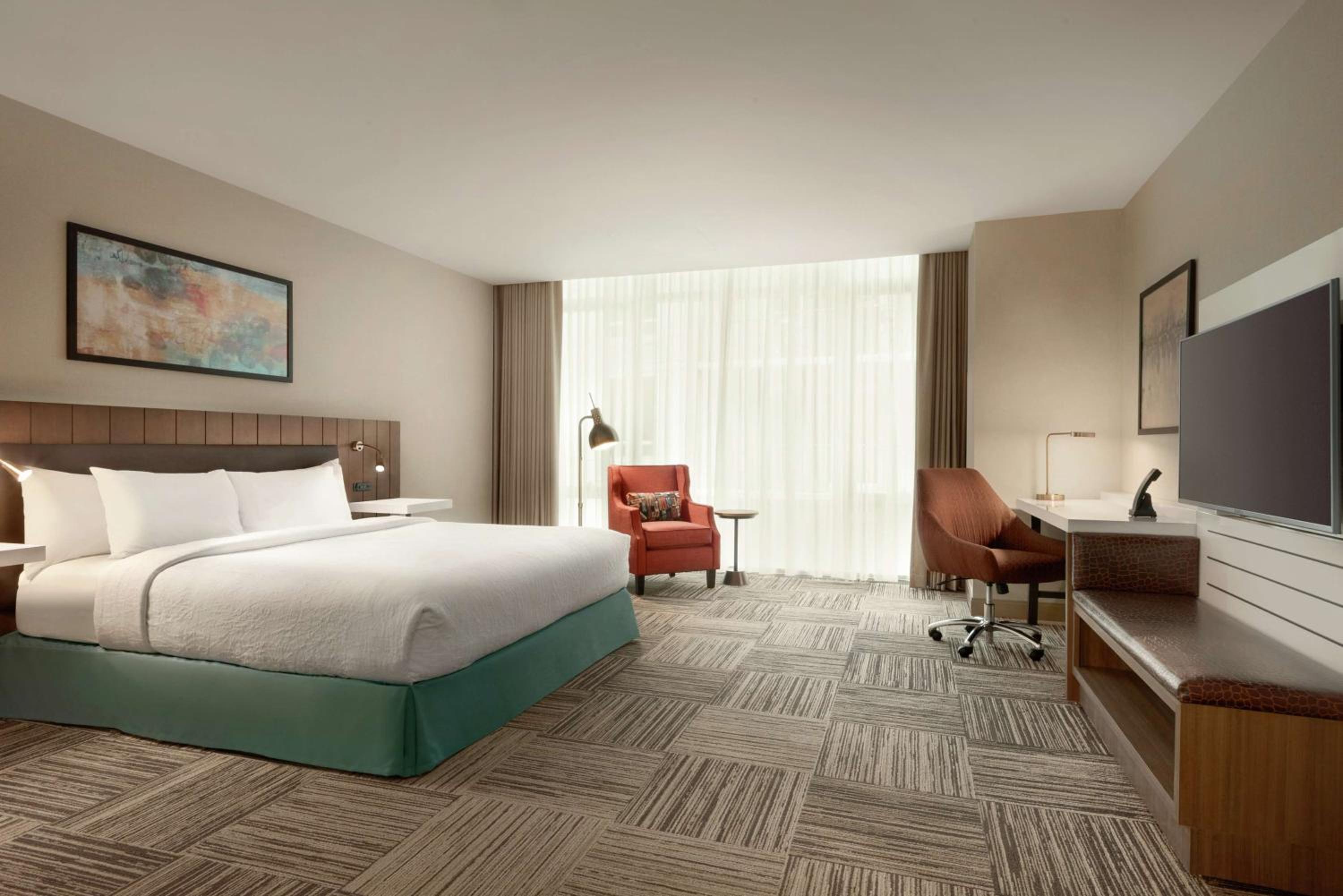 King Room with Tub - Mobility and Hearing Access - Photo 4