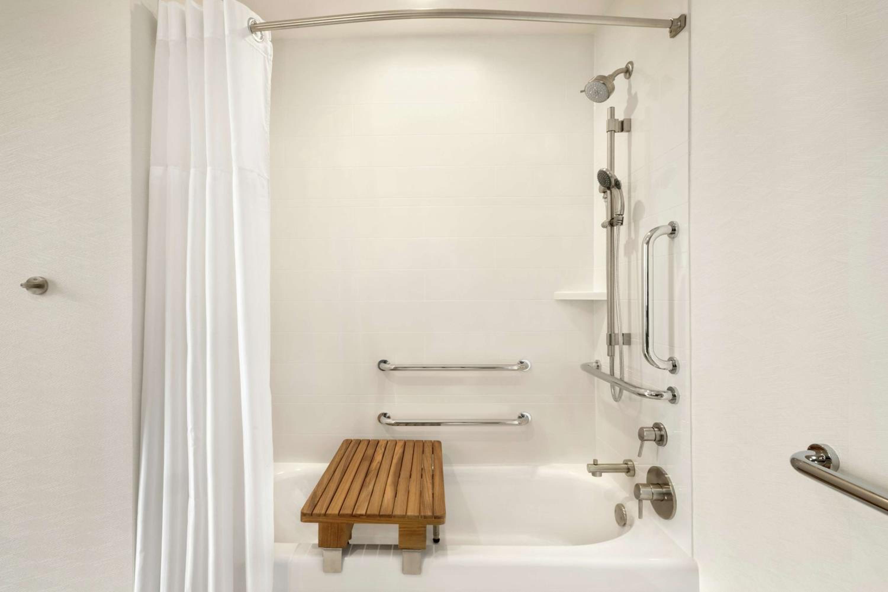 Corner King Room with Tub - Mobility and Hearing Access - Photo 2