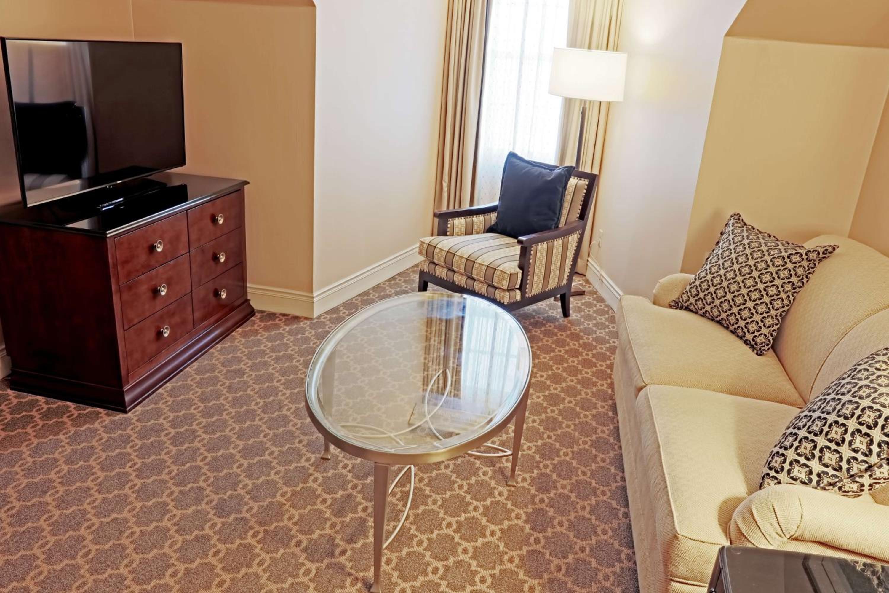 Junior King Suite with Seating Area photo 3