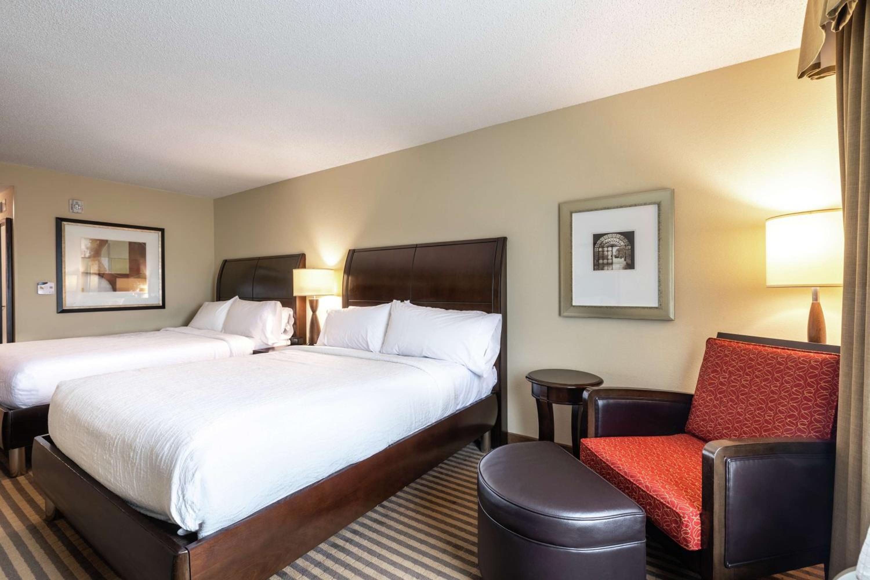Queen Room with Two Queen Beds - Photo 4
