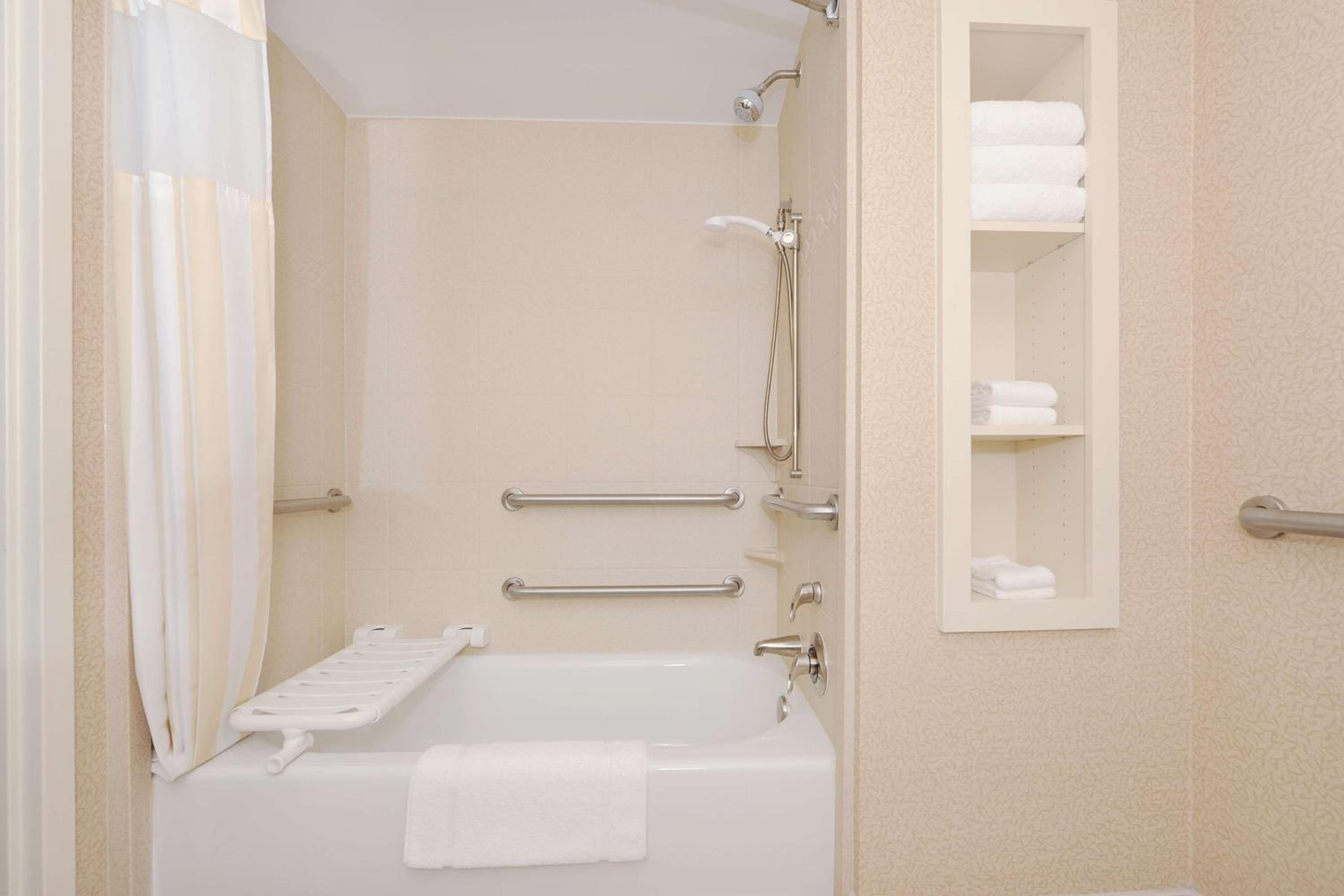 King Room with Tub - Mobility and Hearing Access - Photo 6