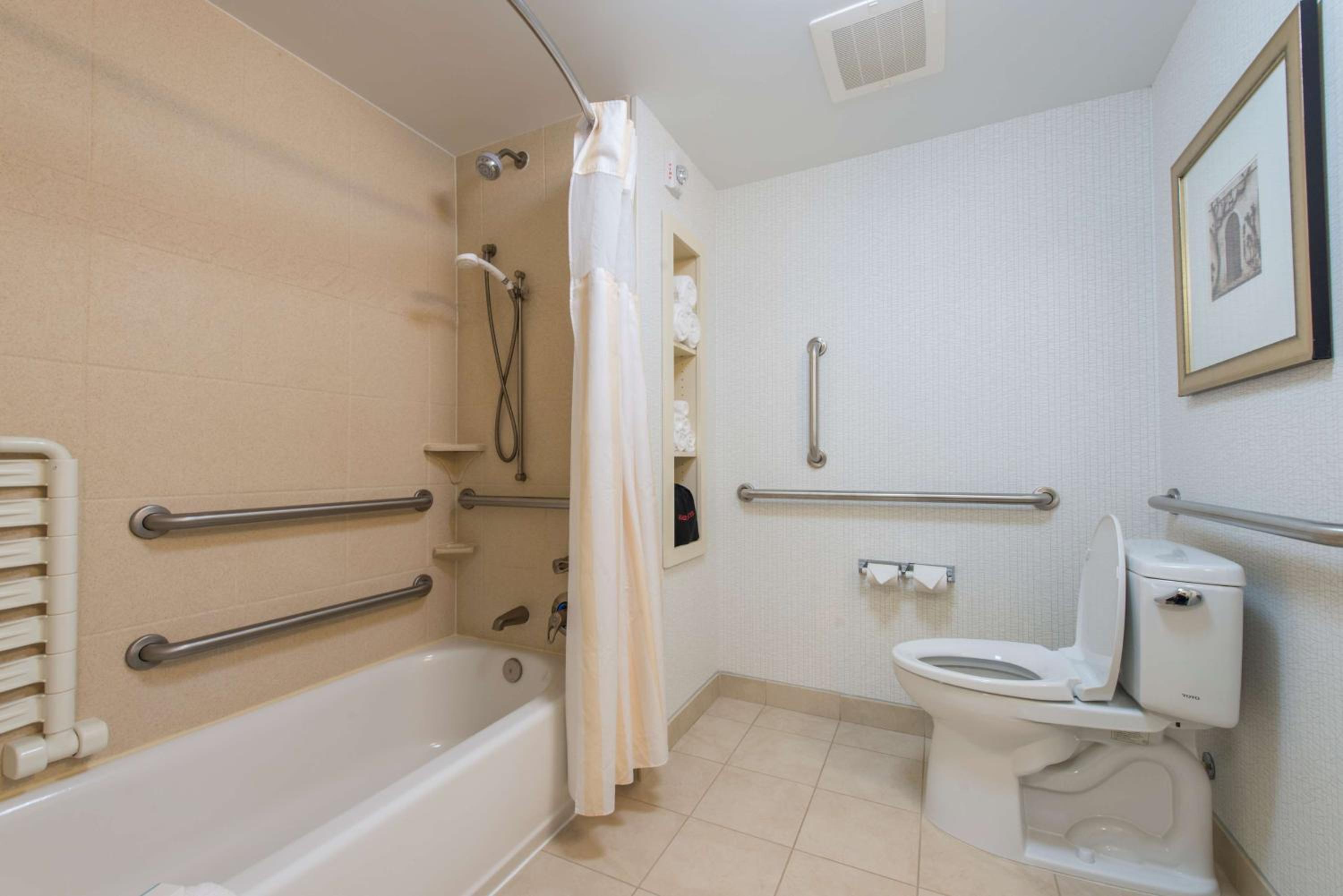 King Room with Tub - Mobility and Hearing Access - Photo 5