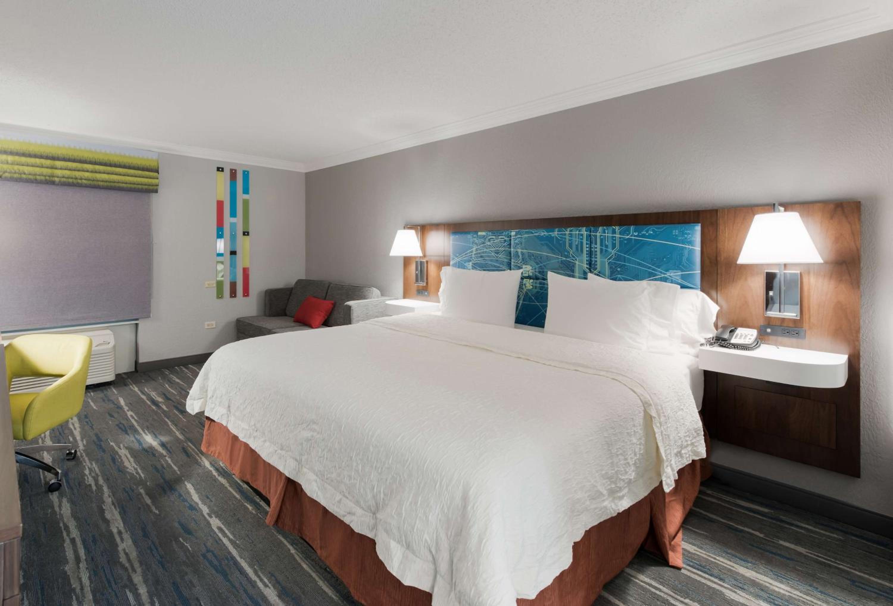 King Room with Sofa Bed - Hearing Accessible/Non-Smoking - Photo 4