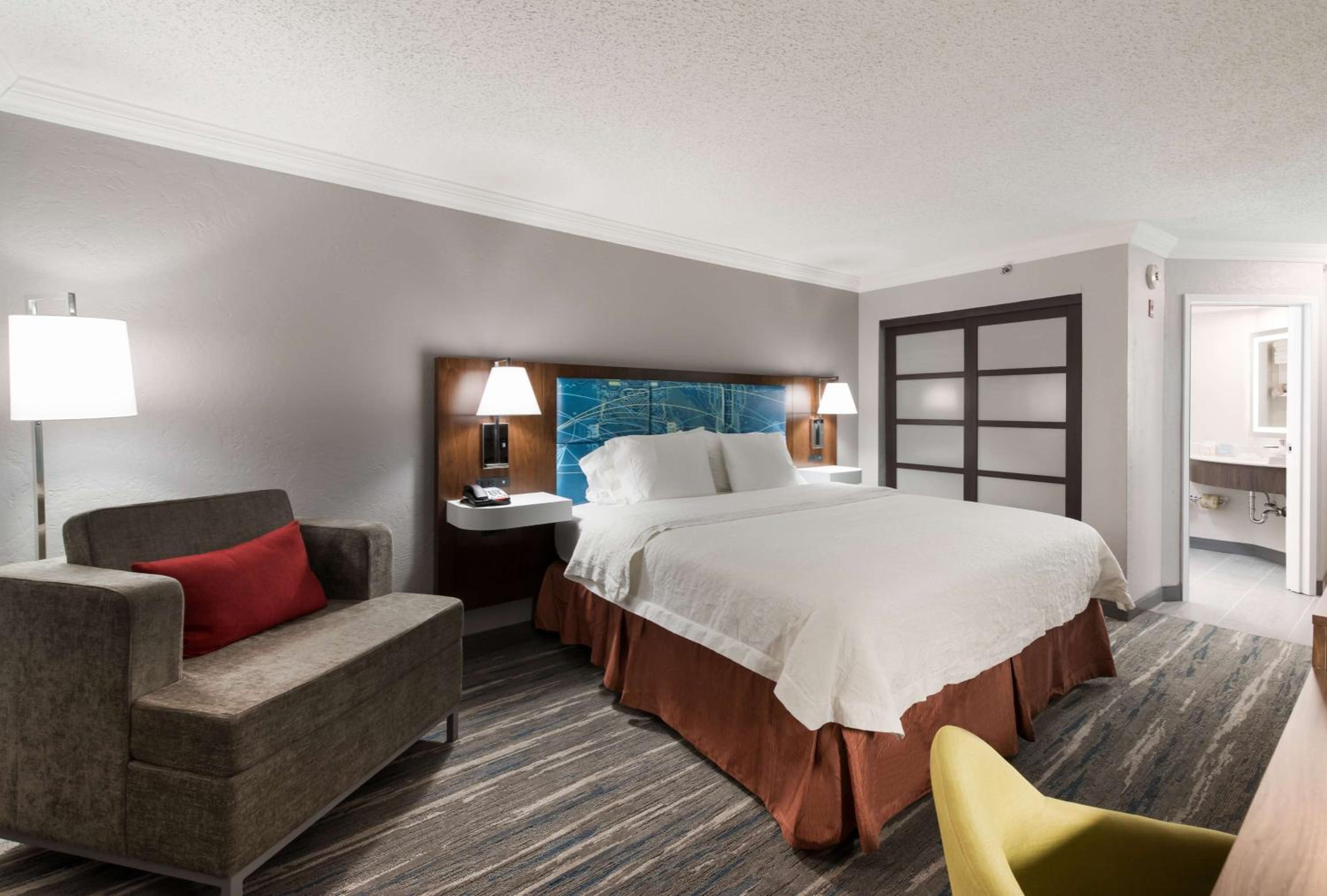 King Room with King Bed - Non-Smoking - Photo 1