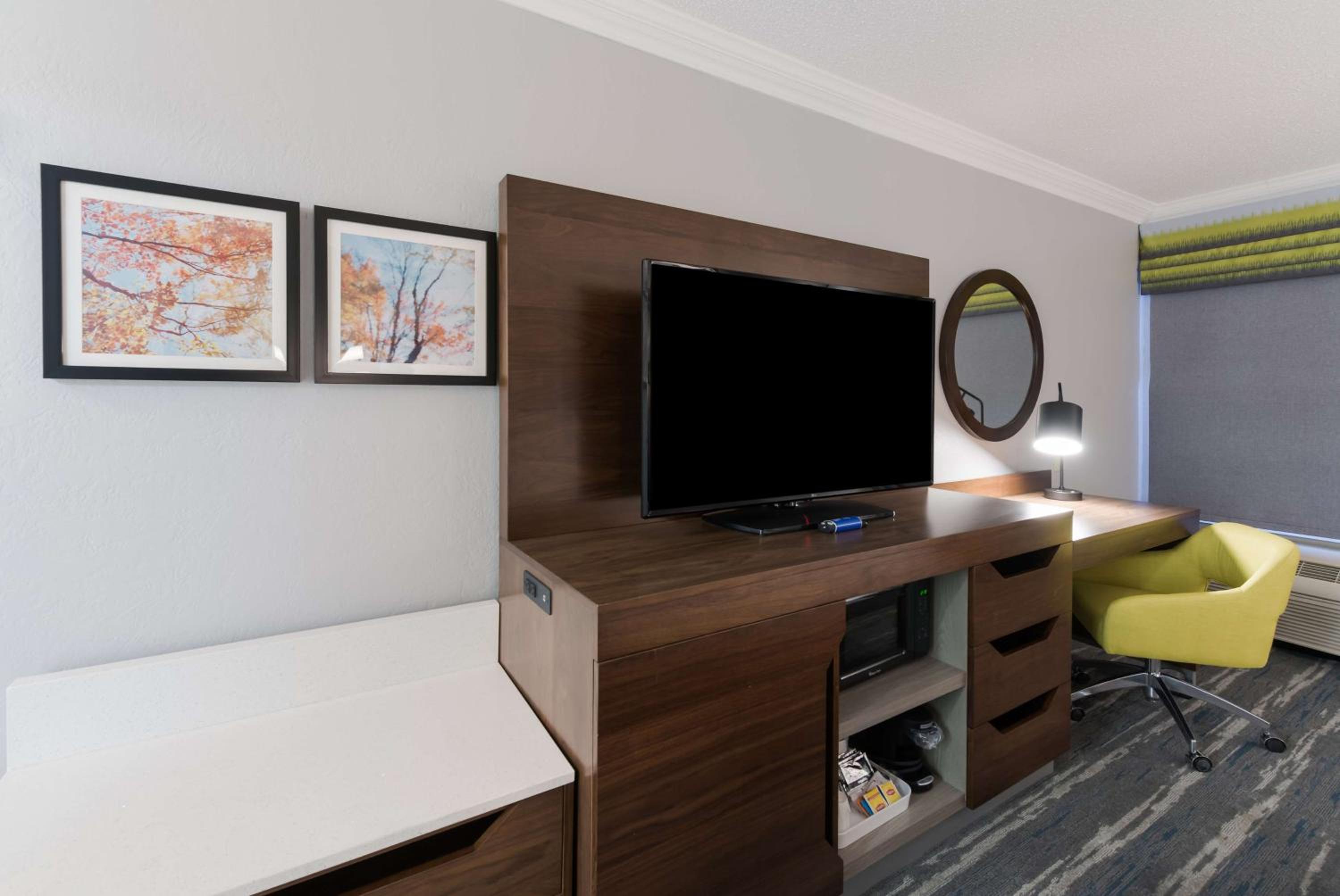 King Room with King Bed - Non-Smoking - Photo 2