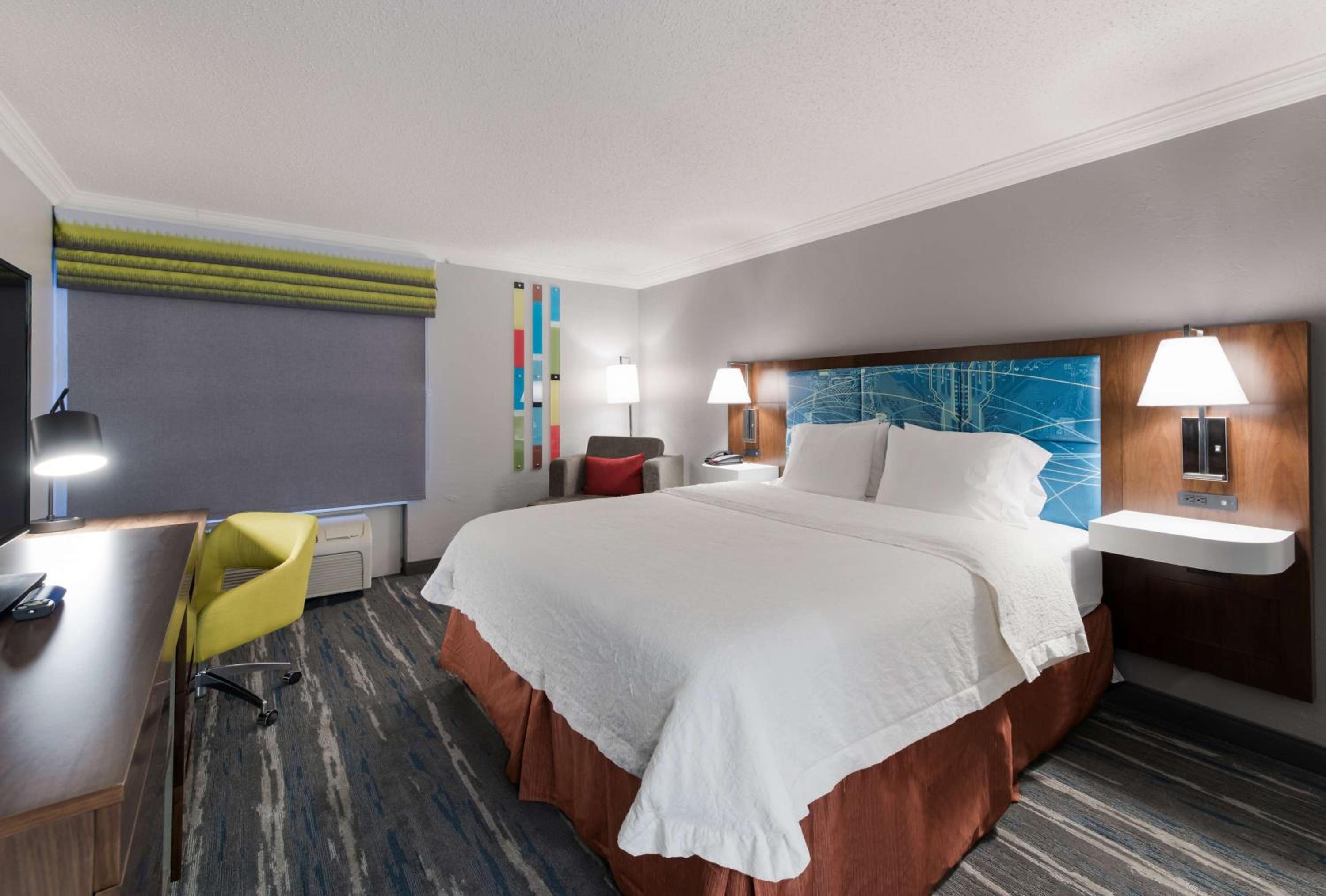 King Room with King Bed - Non-Smoking - Photo 3