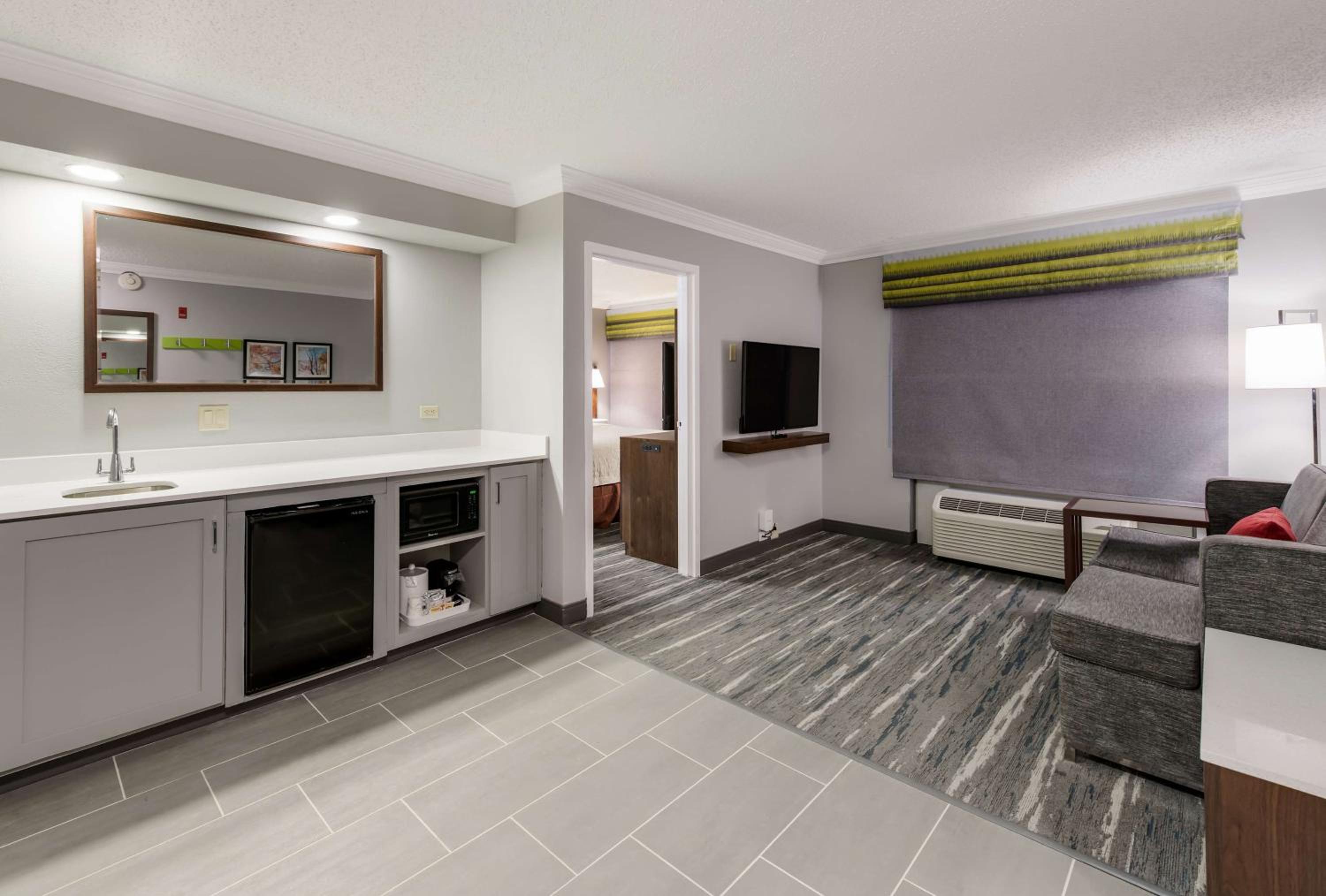 King Suite with Kitchen - Non-Smoking - Photo 4