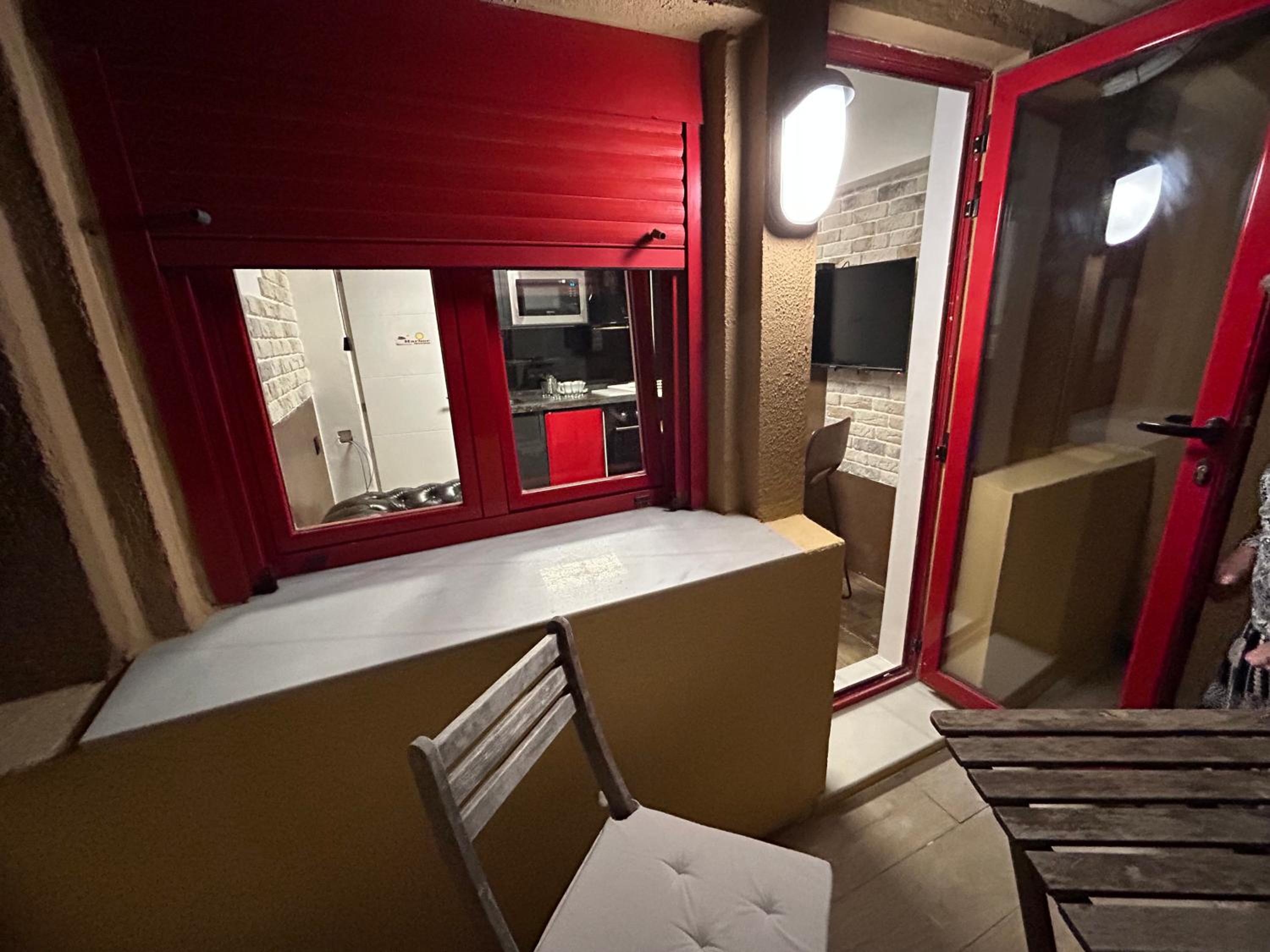 Studio with Balcony - Photo 5