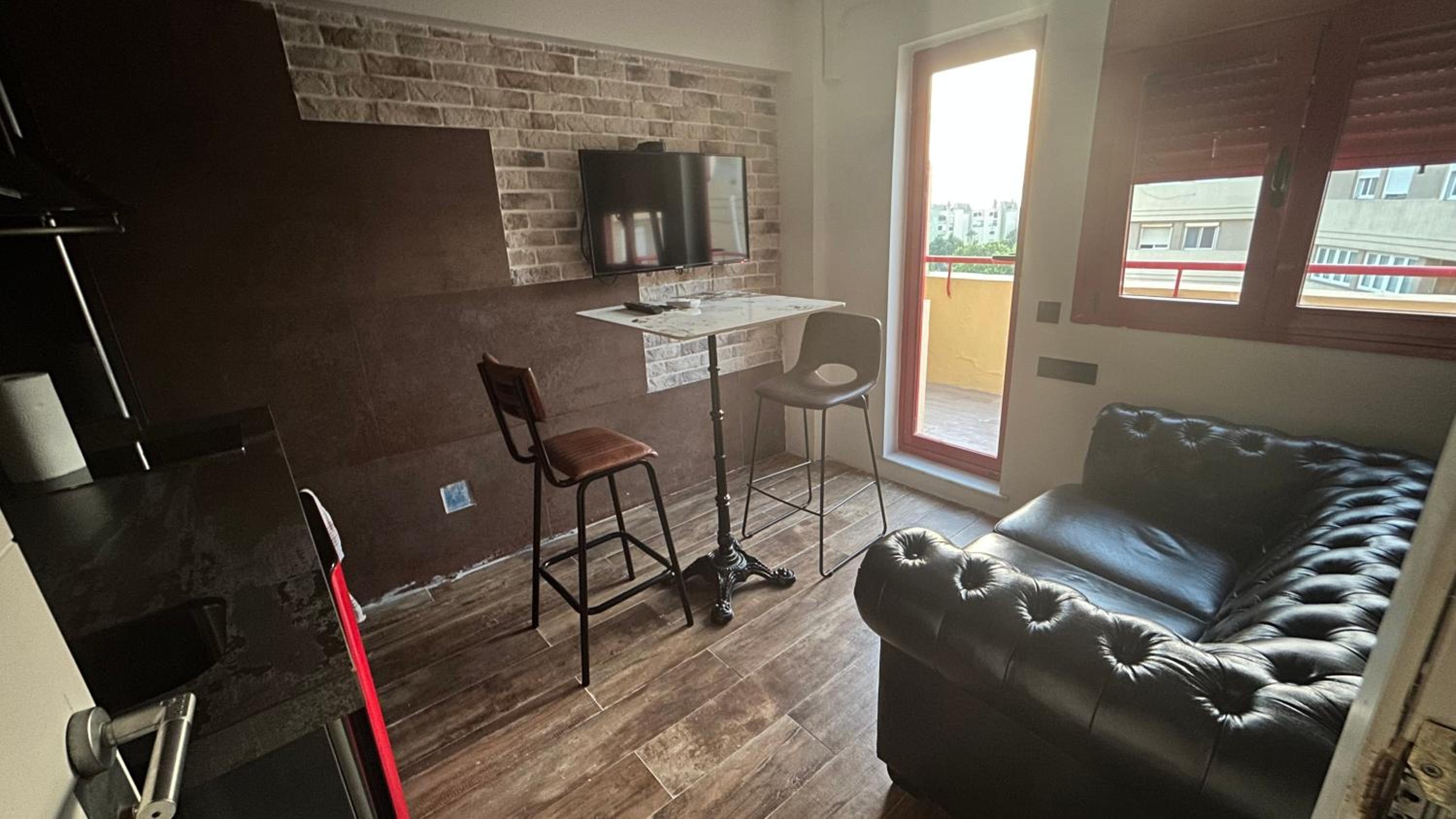 Studio with Balcony - Photo 15