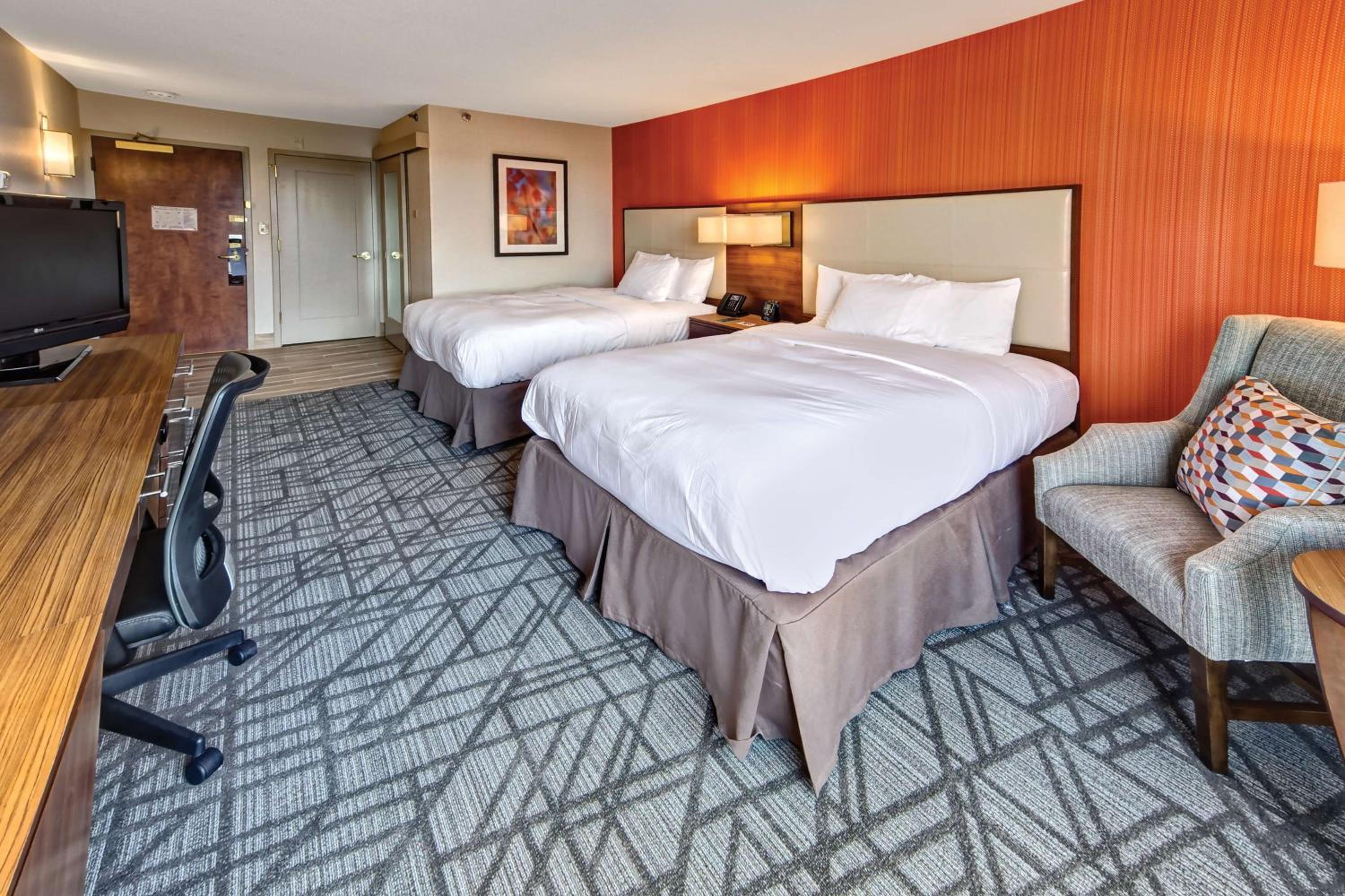 Queen Room with Two Queen Beds - Photo 2